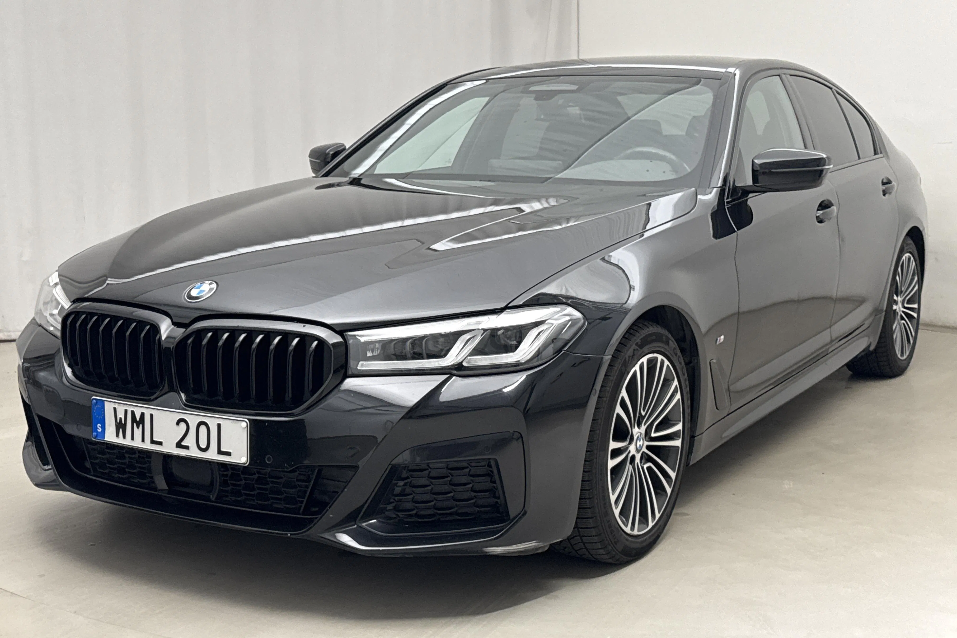 Presentation photo 1 of 21: BMW 520d xDrive Sedan, G30 LCI (190hk+11hk) - 41 990 km - Automatic - black - 2023