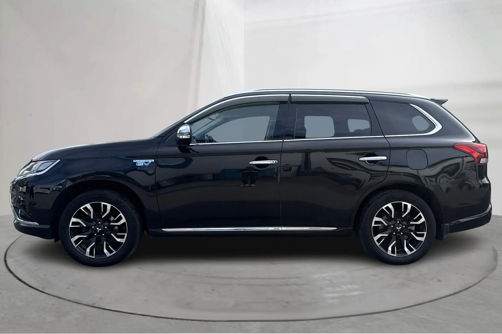 Presentation photo 2 of 16: Mitsubishi Outlander 2.0 Plug-in Hybrid 4WD (203hk) - 192 900 km - Automatic - black - 2016