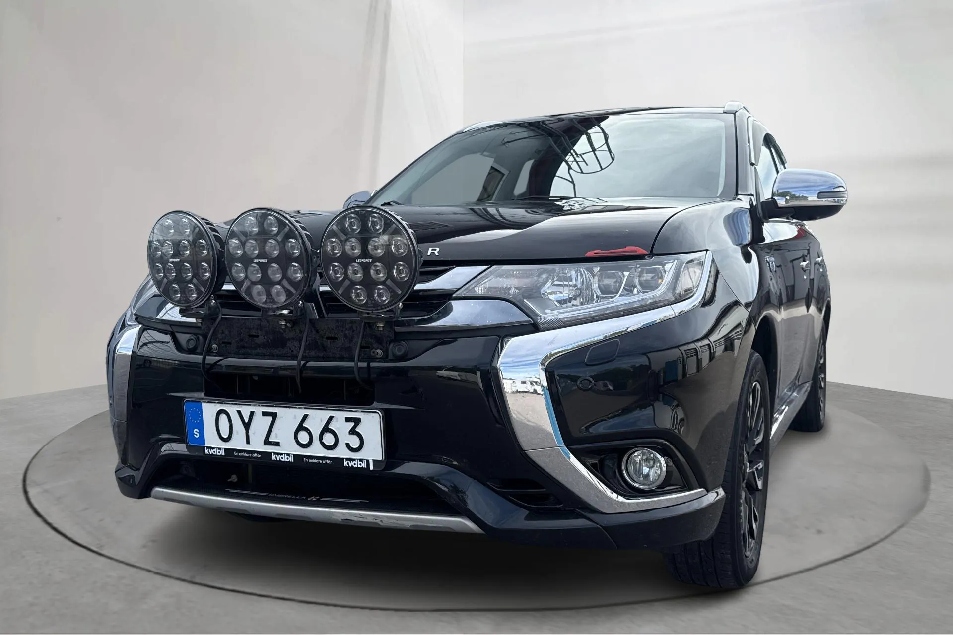 Presentation photo 1 of 16: Mitsubishi Outlander 2.0 Plug-in Hybrid 4WD (203hk) - 192 900 km - Automatic - black - 2016