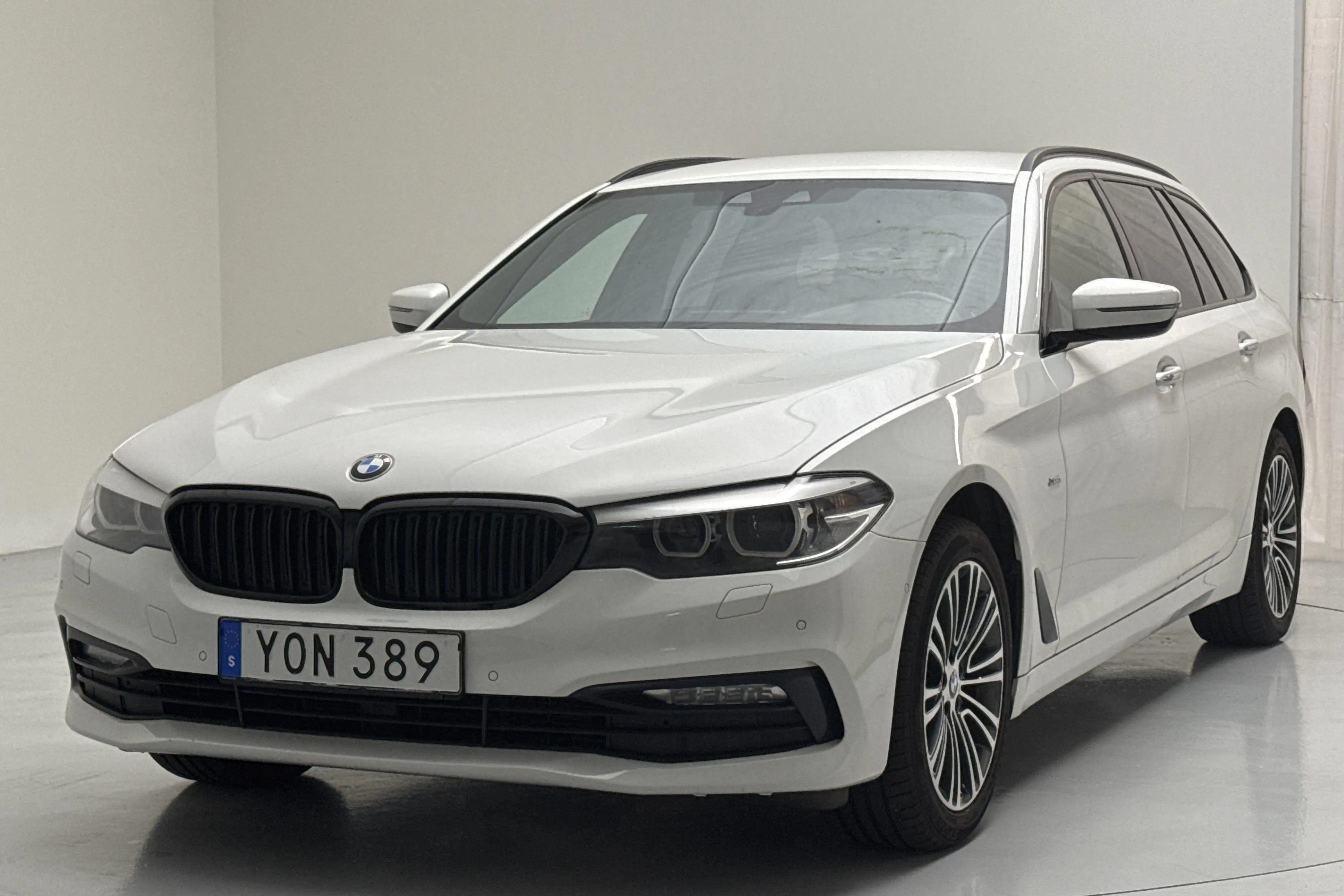Presentation photo 1 of 14: BMW 520d xDrive Touring, G31 (190hk) - 243 980 km - Automatic - white - 2018