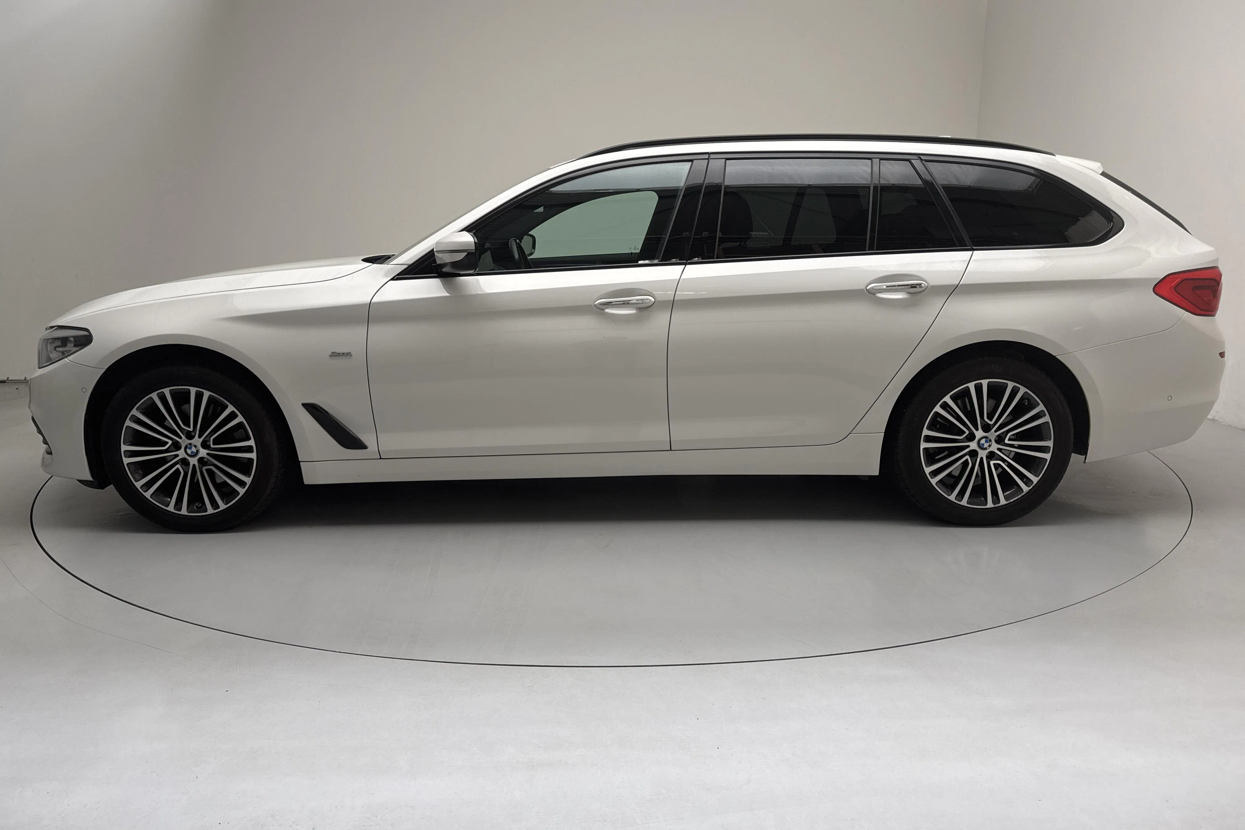 Presentation photo 2 of 14: BMW 520d xDrive Touring, G31 (190hk) - 243 980 km - Automatic - white - 2018