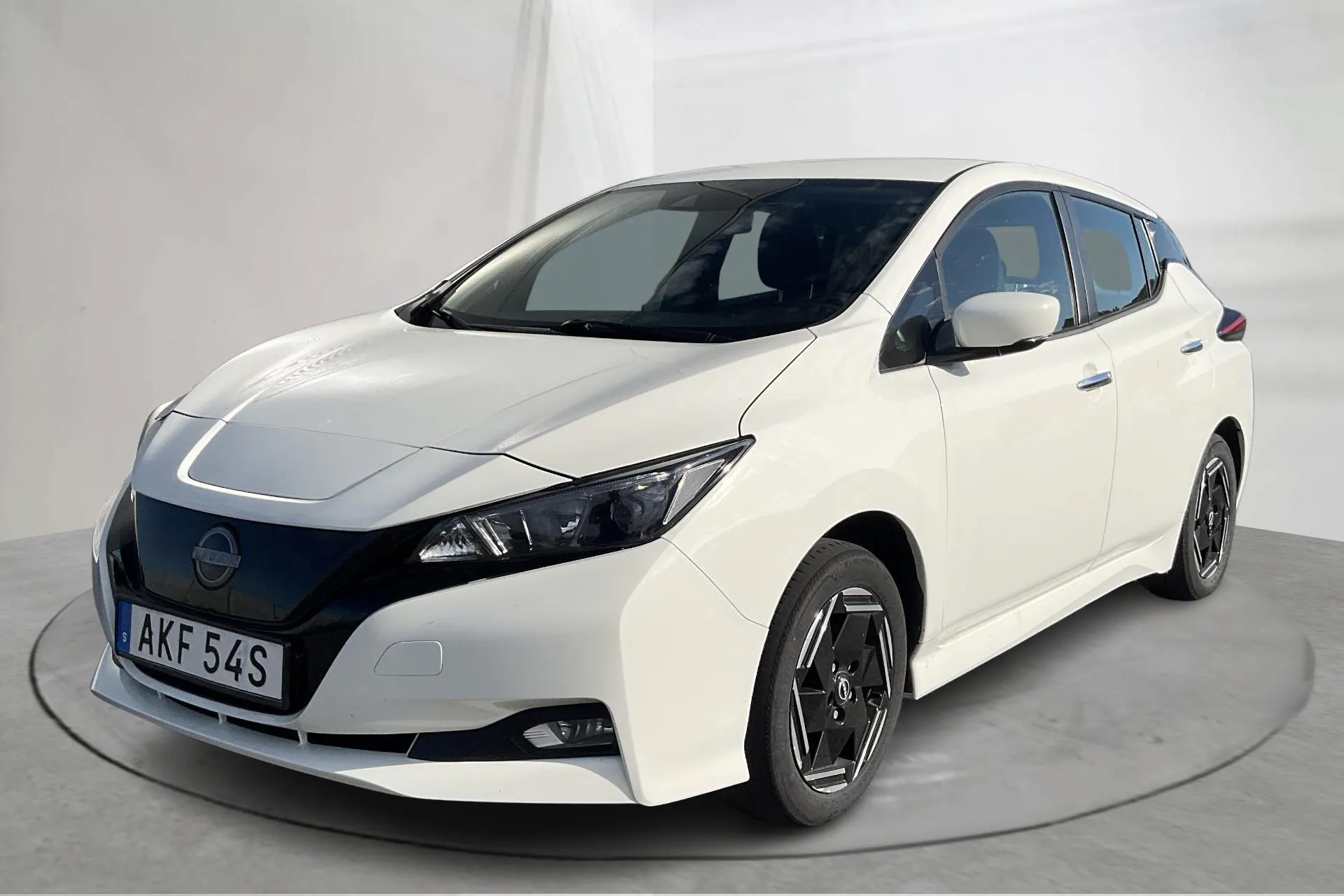 Præsentationsfoto 1 af 16: Nissan LEAF 5dr 39kWh (150hk) - 44 360 kilometer - Salgsautomat - Hvid - 2023