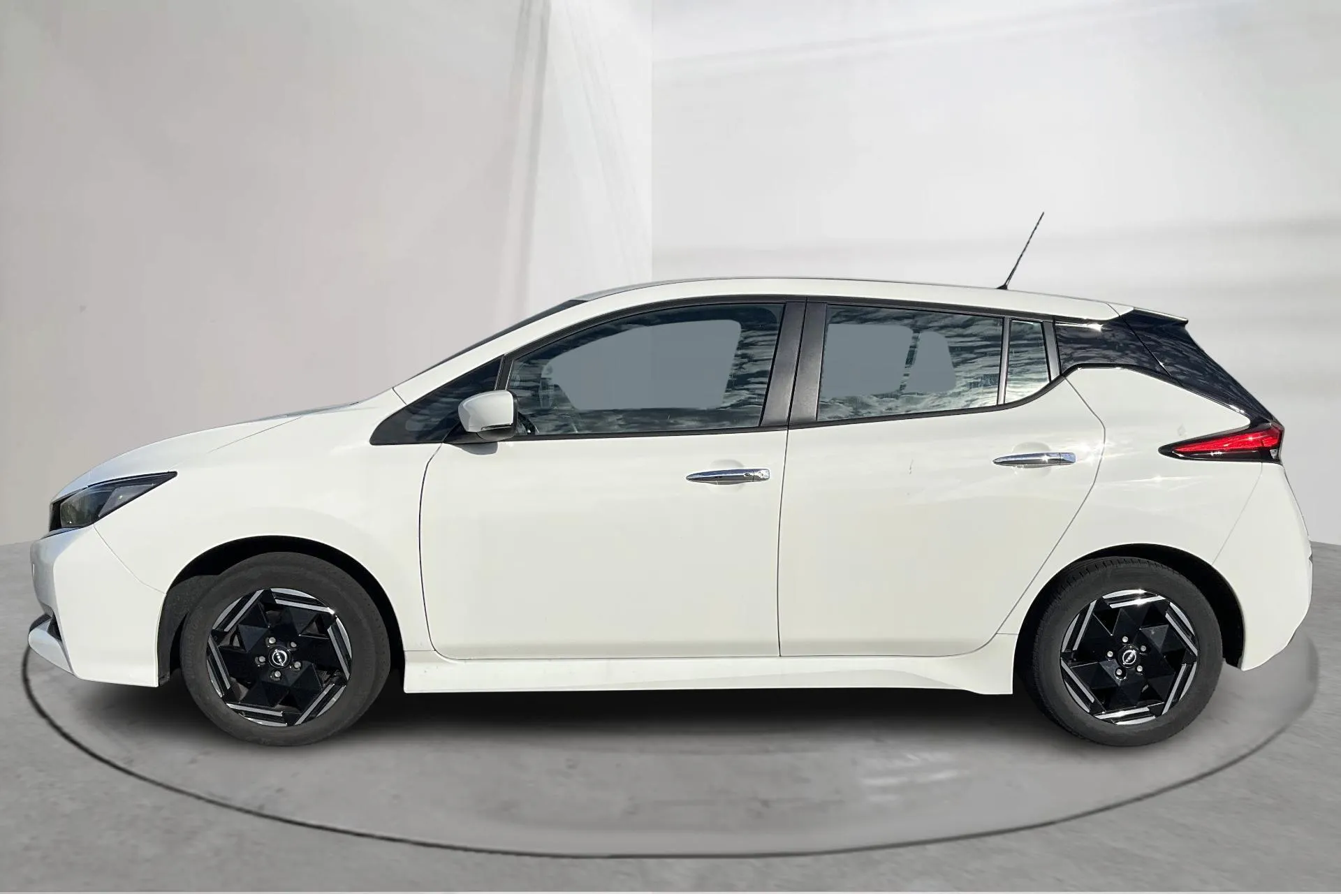 Præsentationsfoto 2 af 16: Nissan LEAF 5dr 39kWh (150hk) - 44 360 kilometer - Salgsautomat - Hvid - 2023