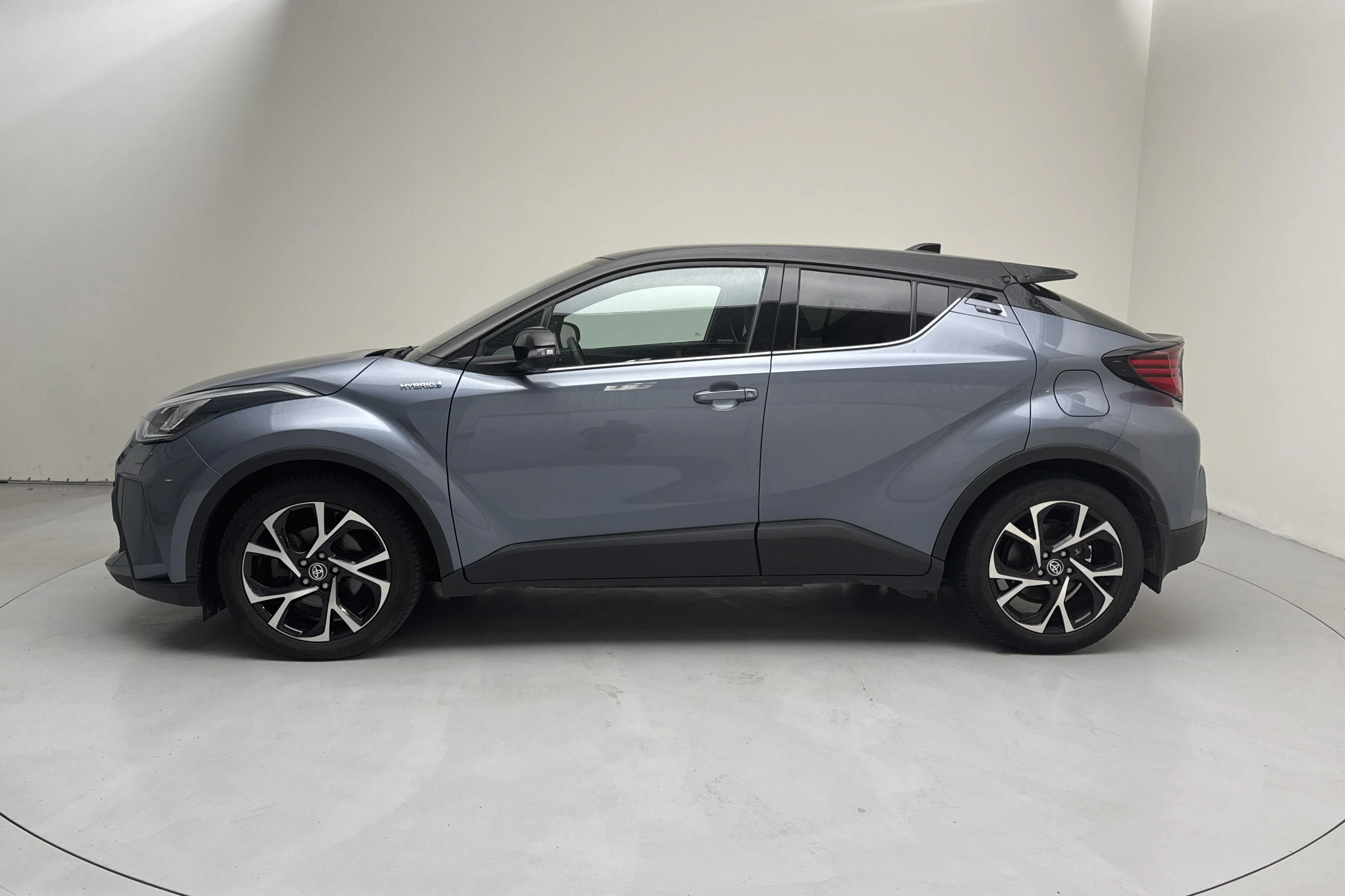 Presentation photo 2 of 13: Toyota C-HR 2.0 HSD (184hk) - 71 890 km - Automatic - gray - 2020