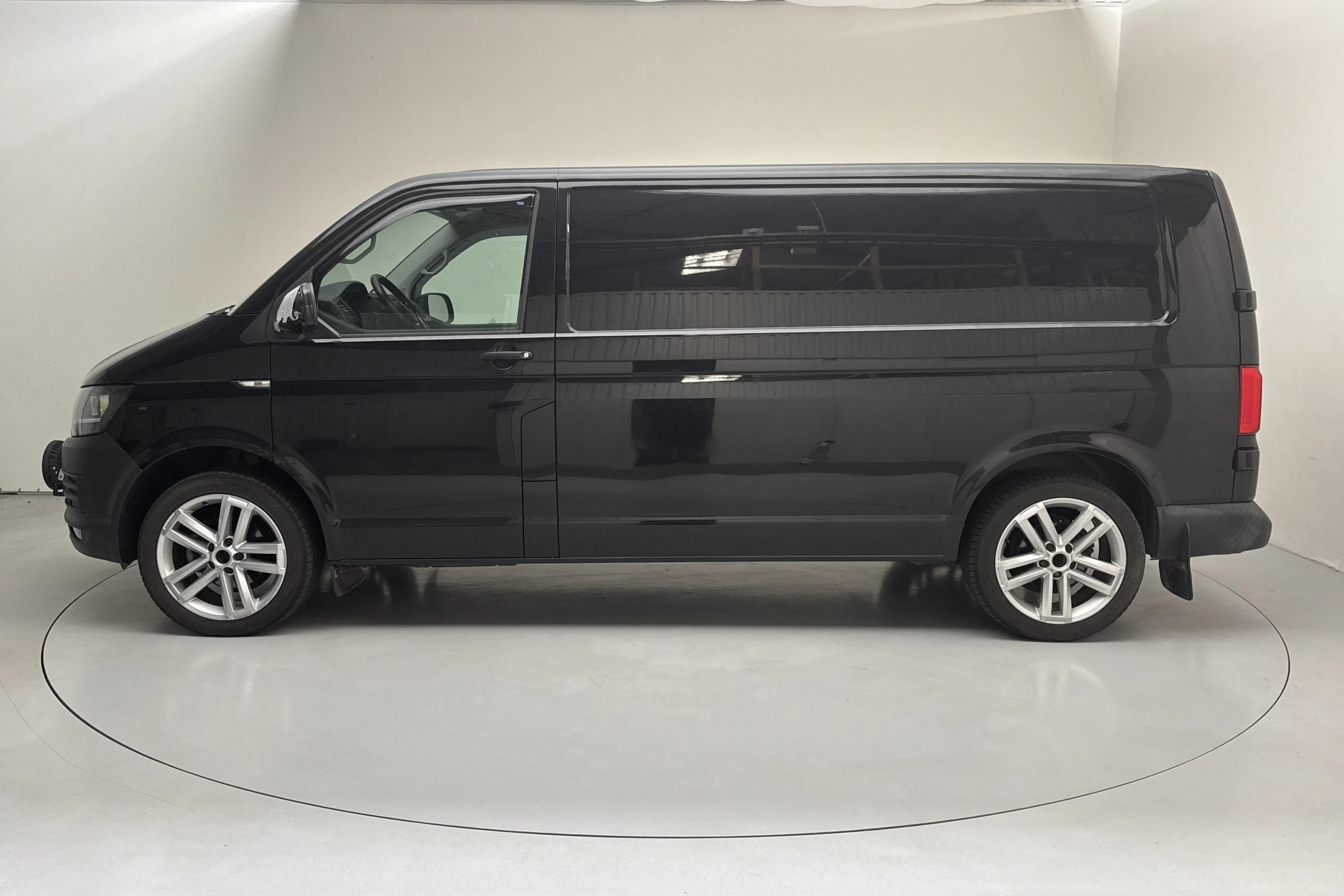 Presentation photo 2 of 12: VW Transporter T6 2.0 TDI BMT Skåp (150hk) - 163 720 km - Manual - black - 2016