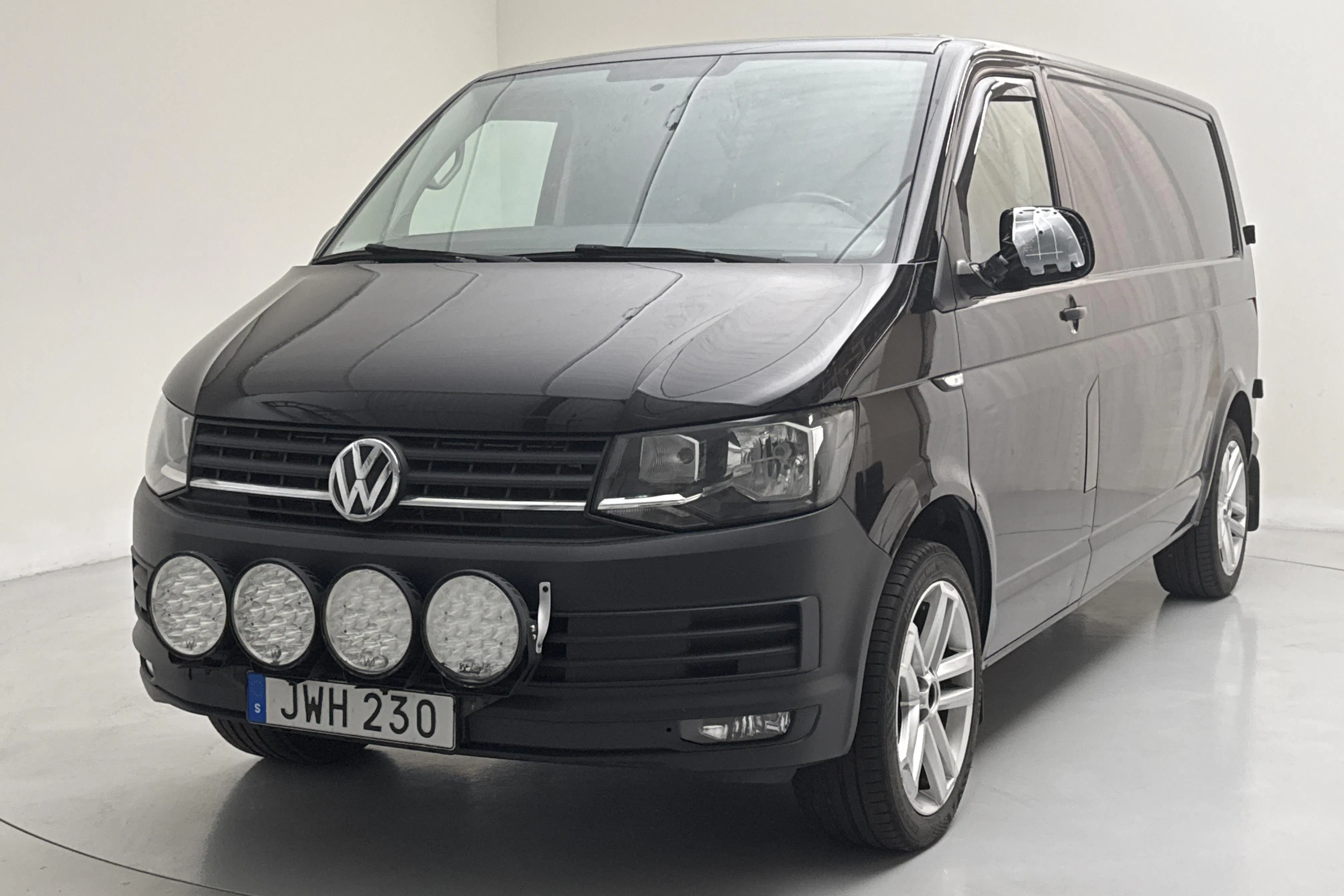 Presentation photo 1 of 12: VW Transporter T6 2.0 TDI BMT Skåp (150hk) - 163 720 km - Manual - black - 2016