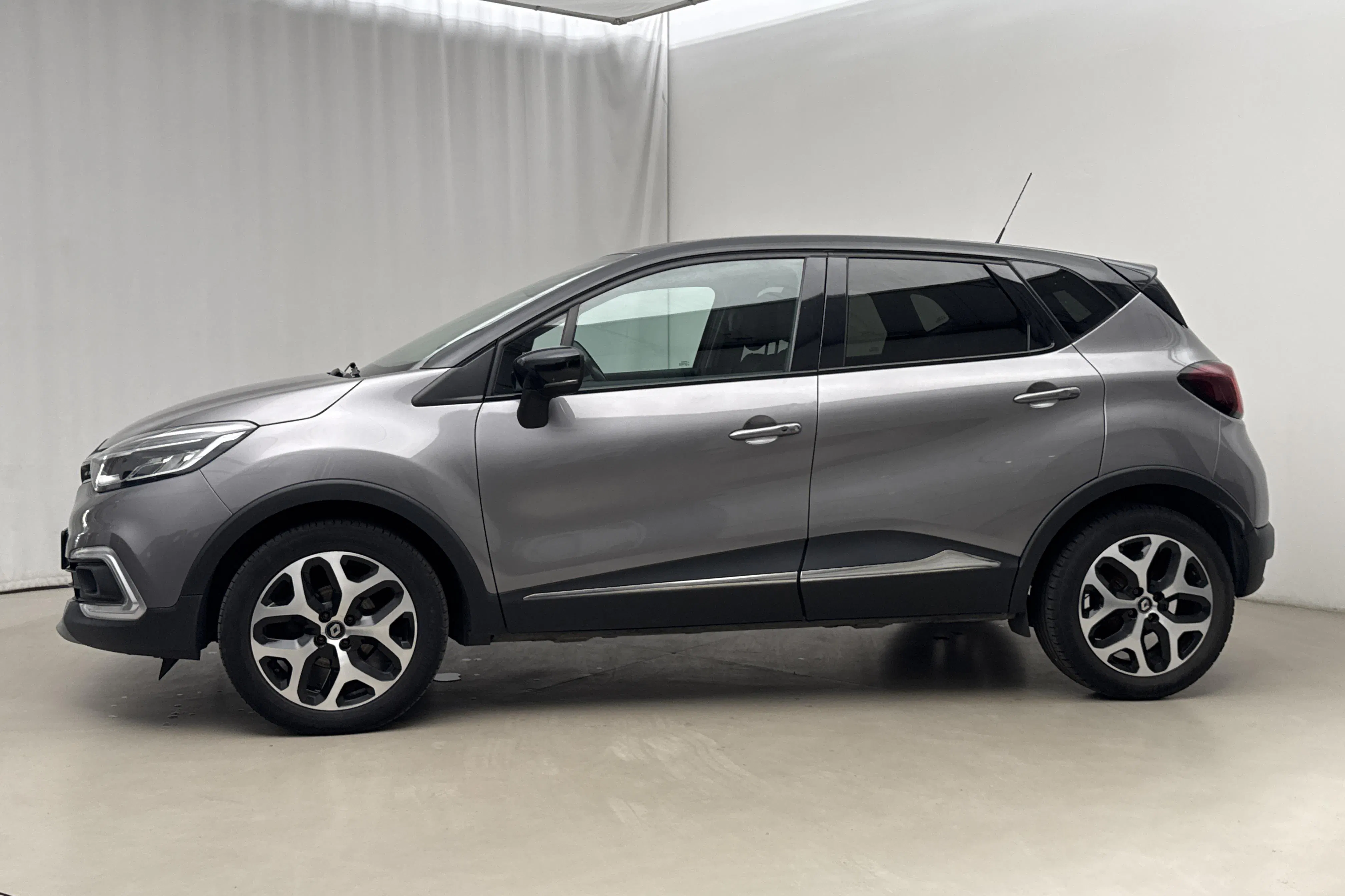 Presentationsfoto 2 av 16: Renault Captur 0.9 TCe (90hk) - 7 156 mil - Manuell - 2019