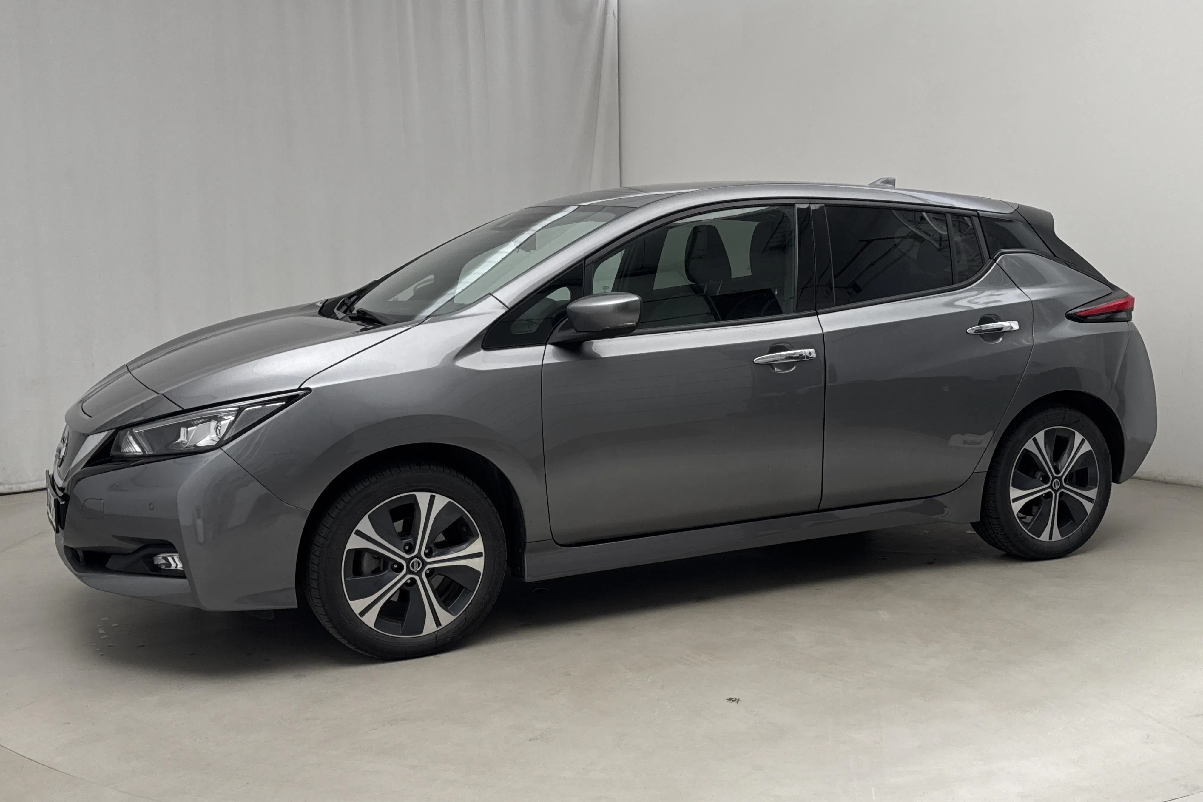 Presentation photo 2 of 19: Nissan LEAF 5dr 62kWh (214hk) - 54 170 km - Automatic - gray - 2022