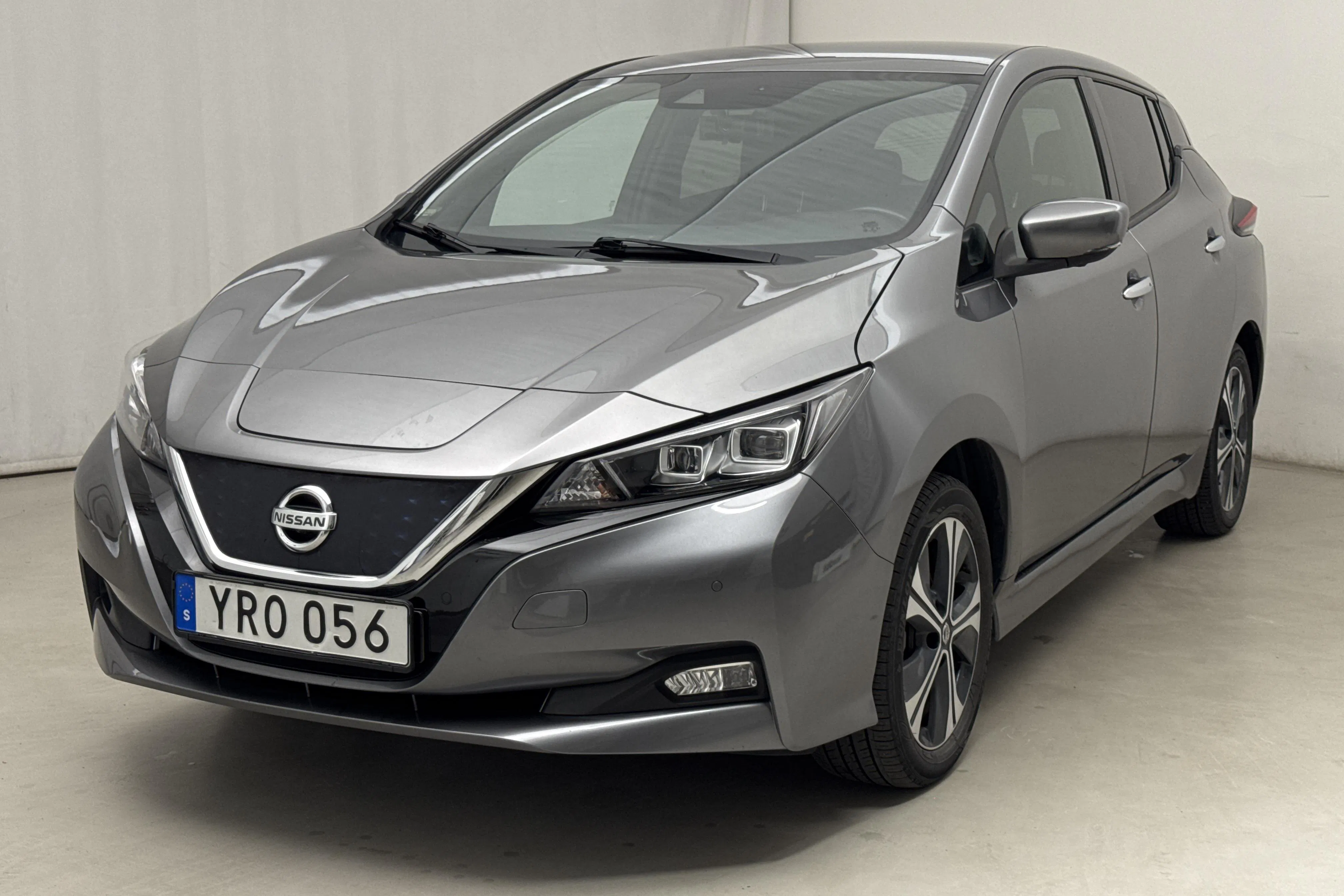 Presentation photo 1 of 19: Nissan LEAF 5dr 62kWh (214hk) - 54 170 km - Automatic - gray - 2022