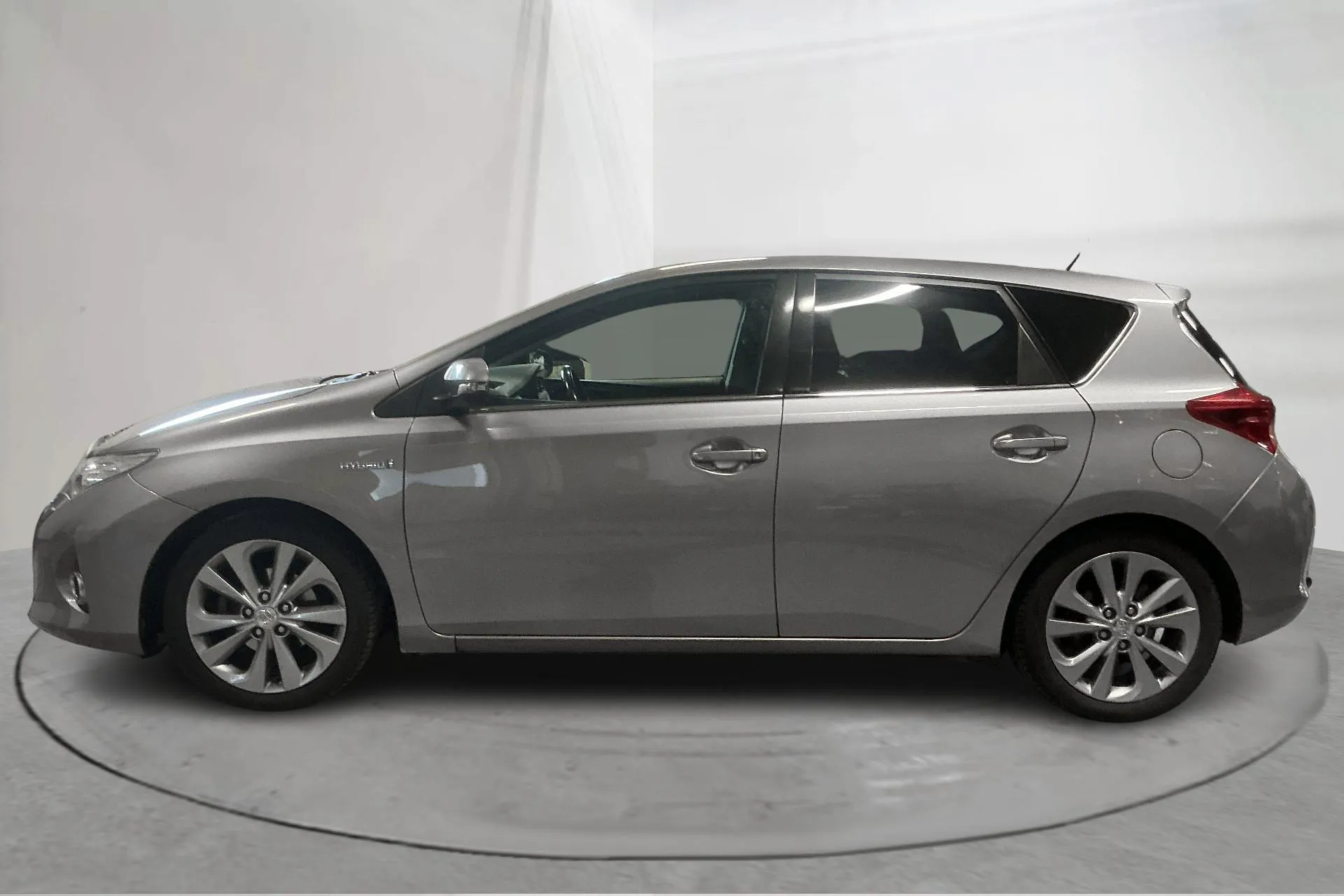 Presentationsfoto 2 av 14: Toyota Auris 1.8 HSD 5dr (99hk) - 14 341 mil - Automat - brun - 2015