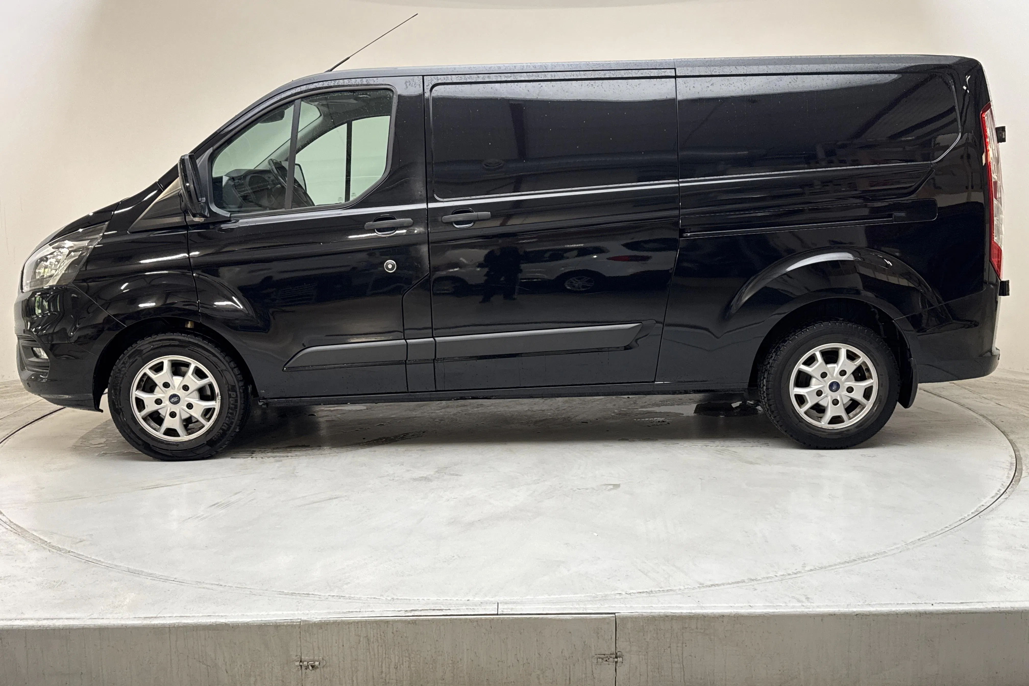 Presentationsfoto 2 av 12: Ford Transit Custom 340 (130hk) - 27 878 mil - Manuell - svart - 2020