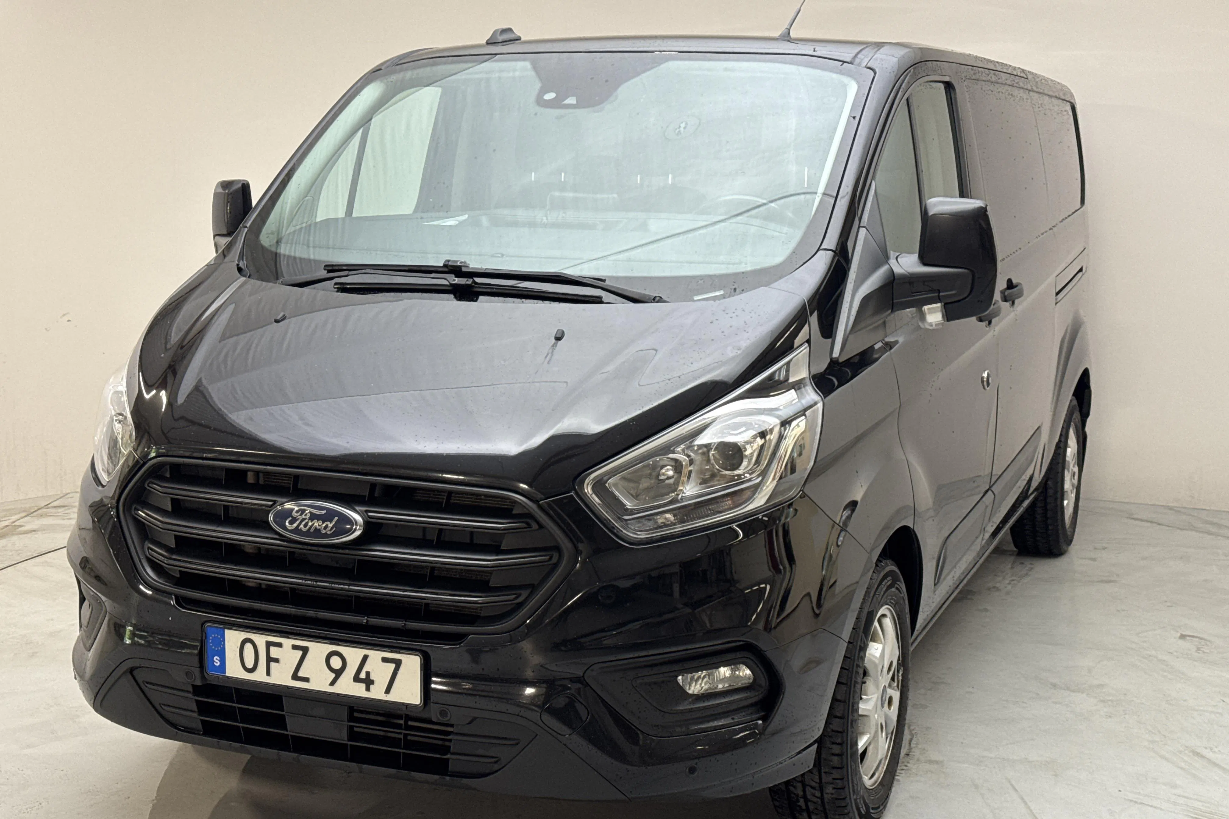 Presentationsfoto 1 av 12: Ford Transit Custom 340 (130hk) - 27 878 mil - Manuell - svart - 2020