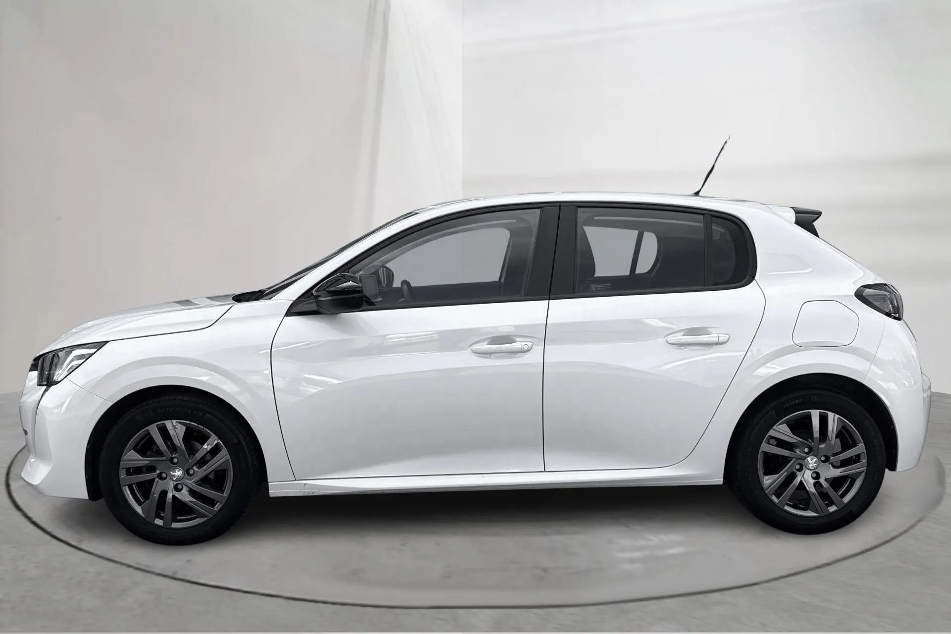 Presentationsfoto 2 av 13: Peugeot 208 1.2 PureTech 5dr (75hk) - 6 292 mil - Manuell - vit - 2022