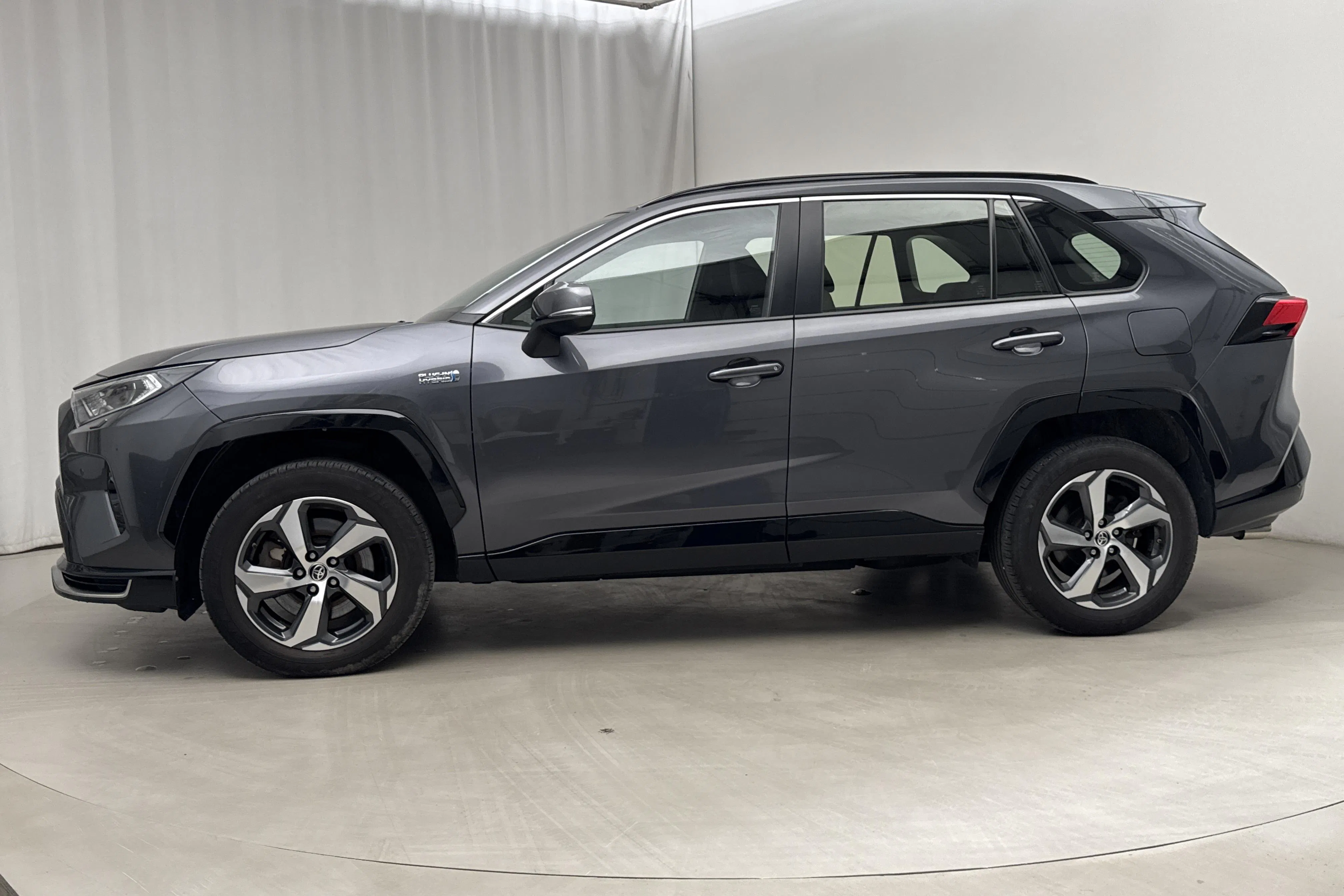 Presentationsfoto 2 av 18: Toyota RAV4 2.5 Plug-in Hybrid AWDi (306hk) - 9 614 mil - Automat - Mörkgrå - 2021