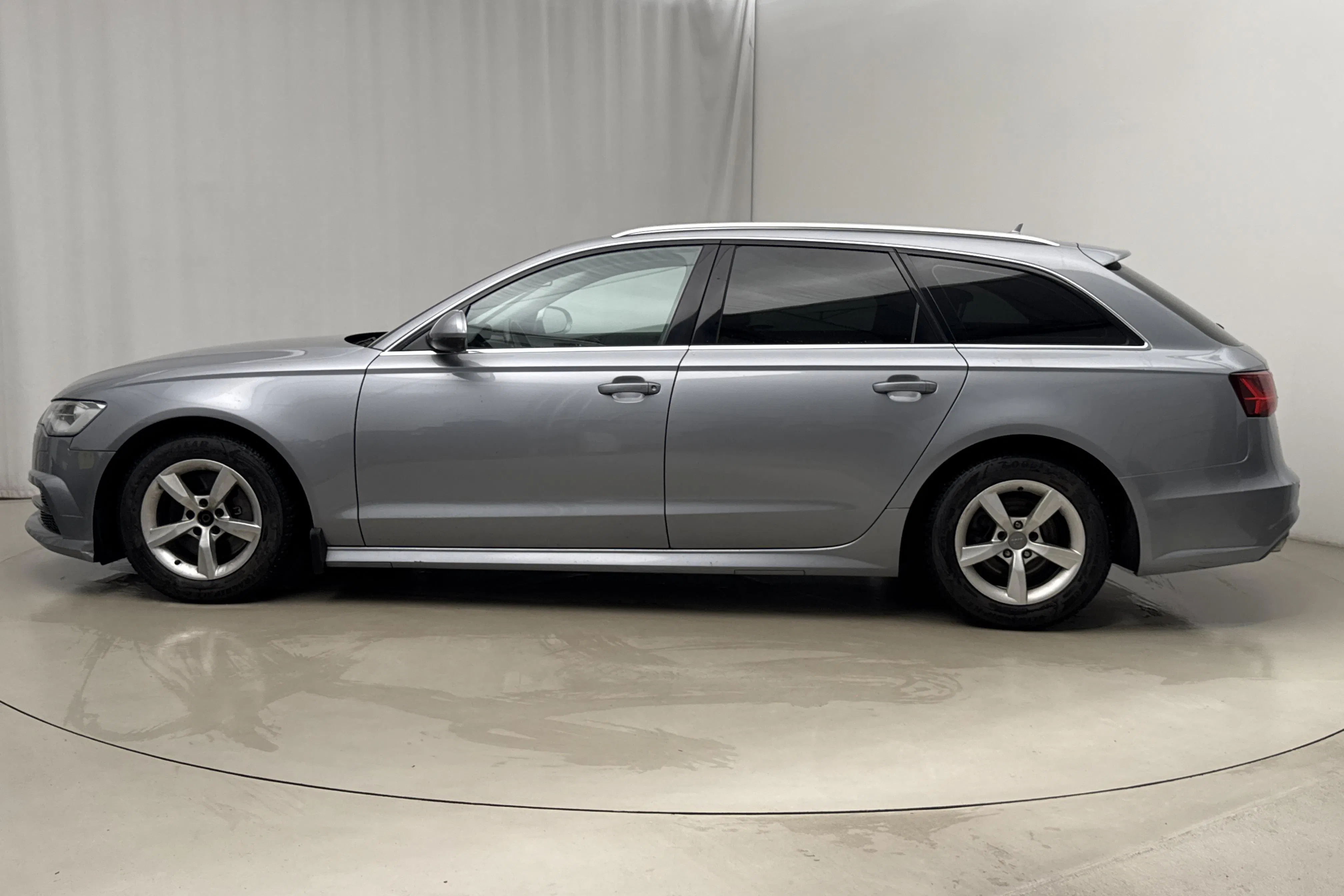 Presentationsfoto 2 av 16: Audi A6 2.0 TDI Avant (190hk) - 18 340 mil - Automat - grå - 2017