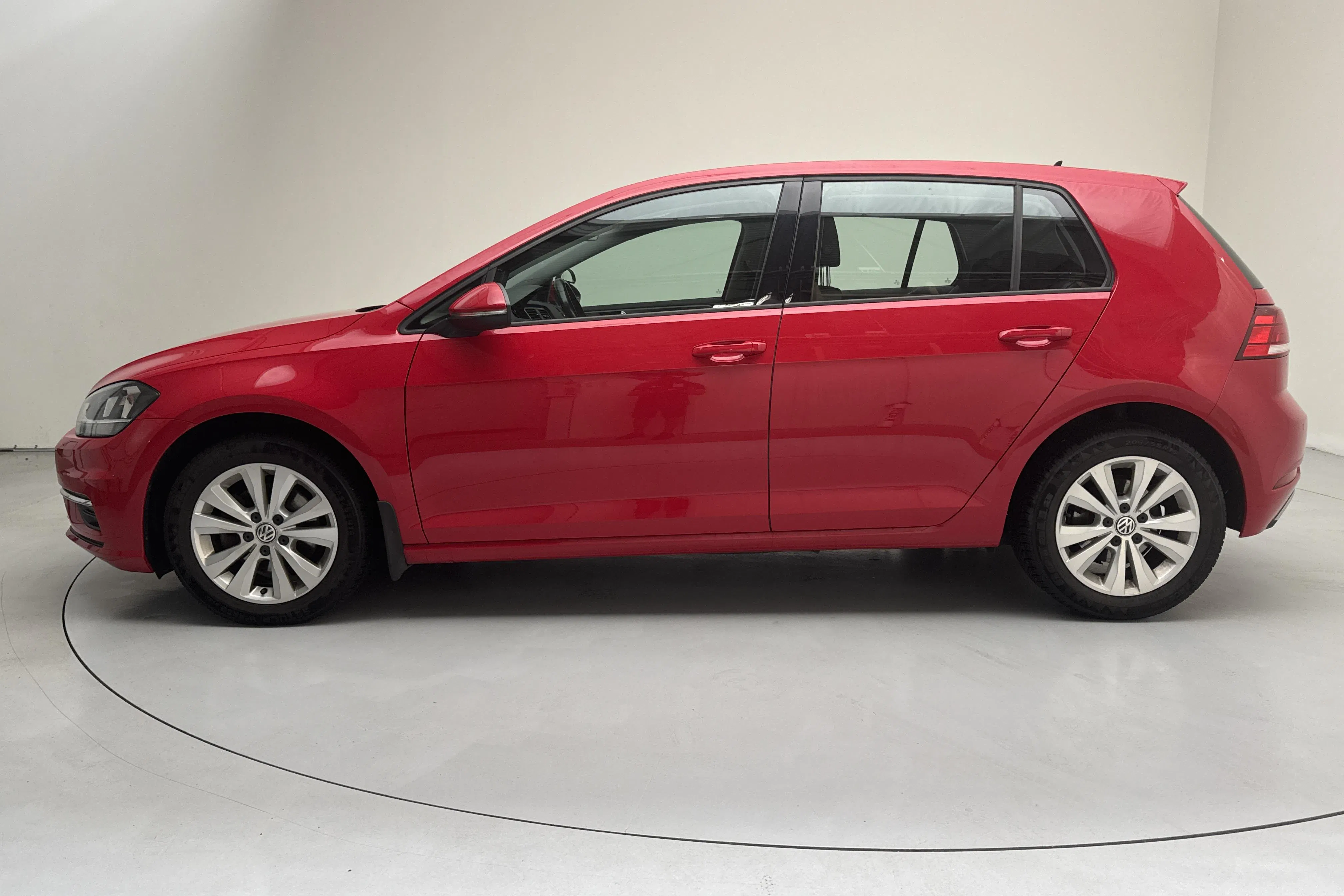 Presentationsfoto 2 av 13: VW Golf VII 1.6 TDI 5dr (115hk) - 8 539 mil - Manuell - röd - 2020