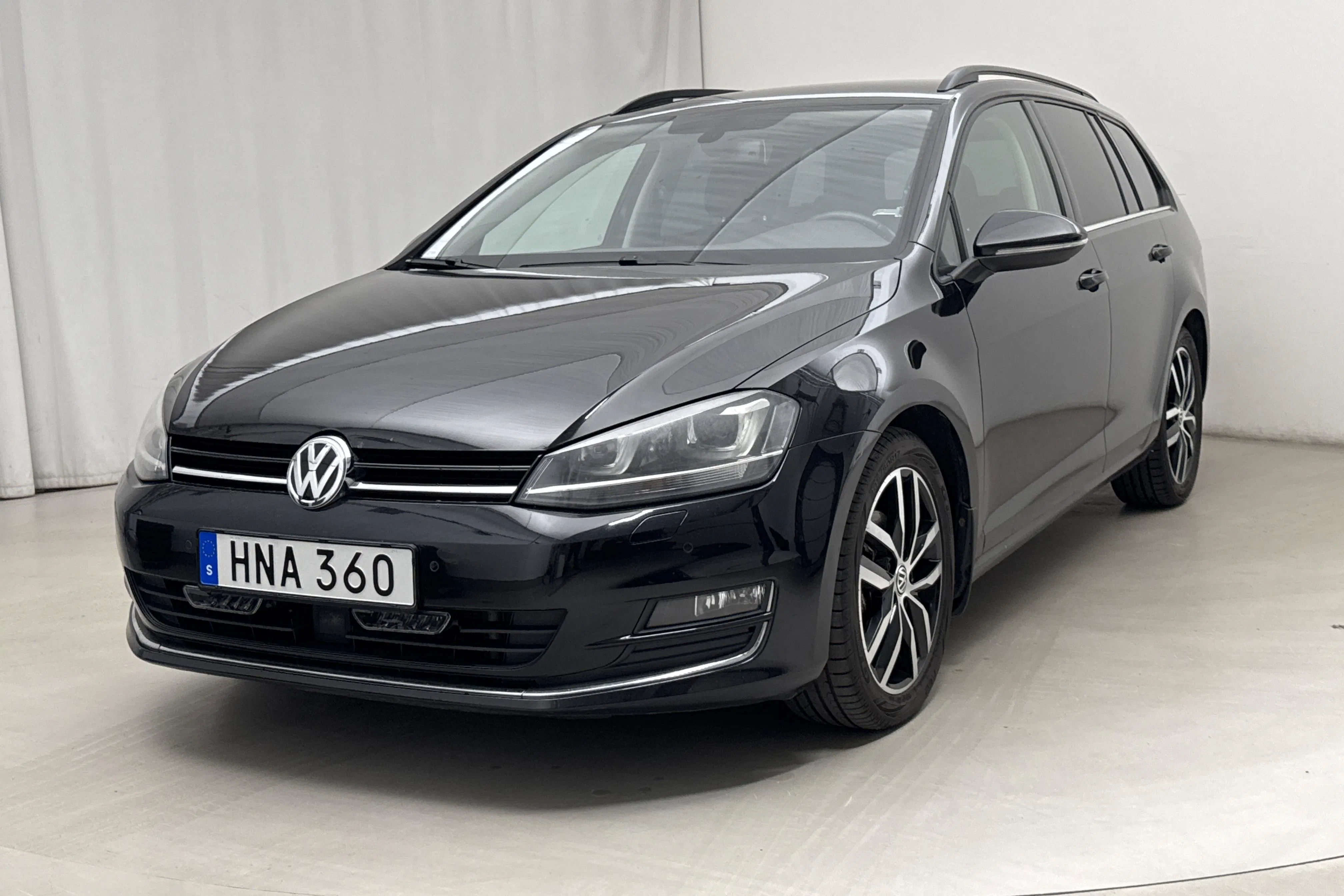 Presentationsfoto 1 av 15: VW Golf VII 2.0 TDI BlueMotion Technology Sportscombi 4Motion (150hk) - 25 690 mil - Manuell - svart - 2015
