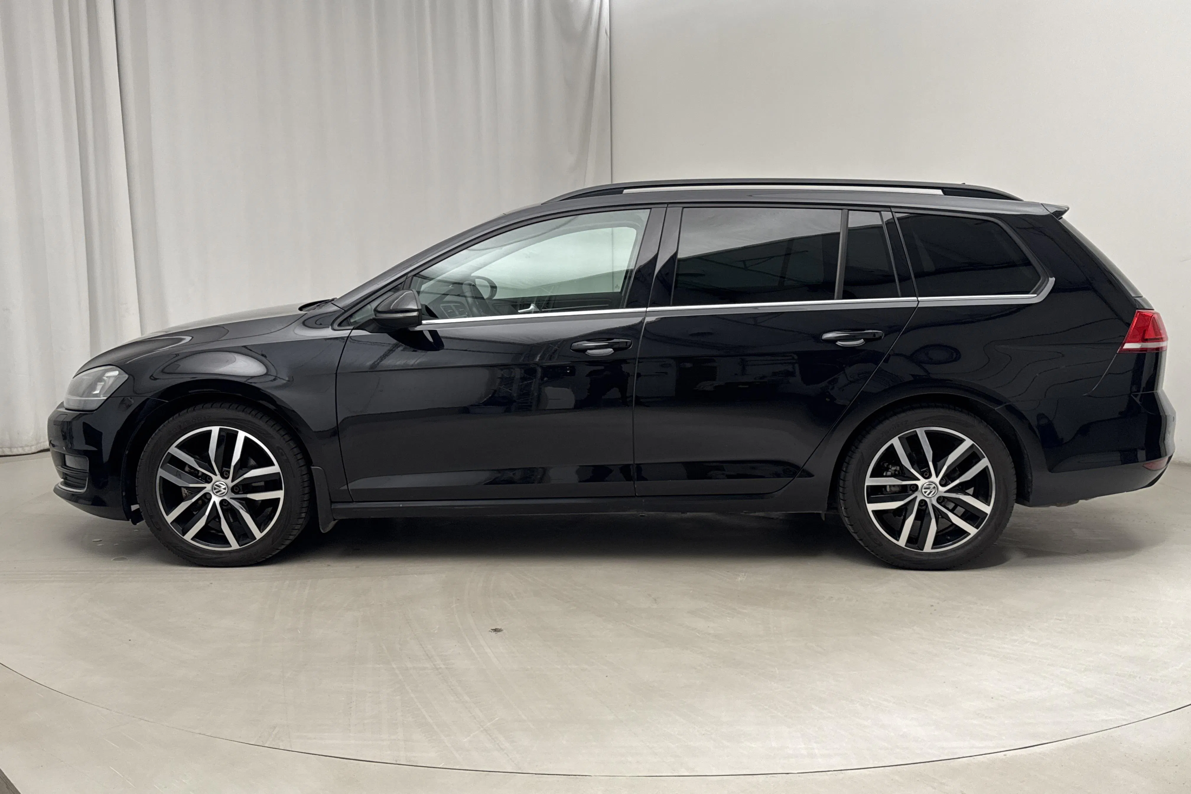 Presentationsfoto 2 av 15: VW Golf VII 2.0 TDI BlueMotion Technology Sportscombi 4Motion (150hk) - 25 690 mil - Manuell - svart - 2015