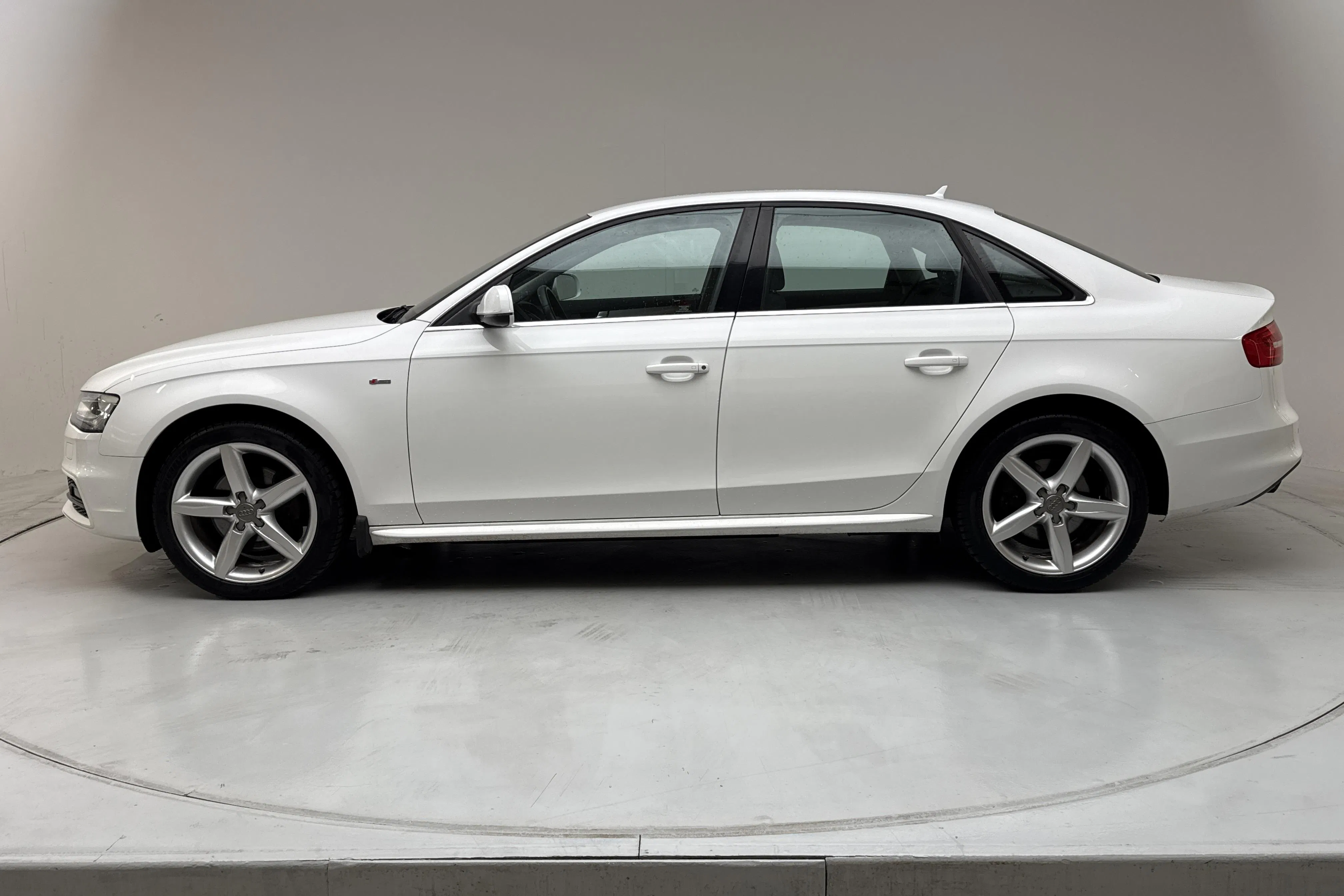 Presentation photo 2 of 13: Audi A4 2.0 TDI quattro (150hk) - 166 810 km - Manual - white - 2015