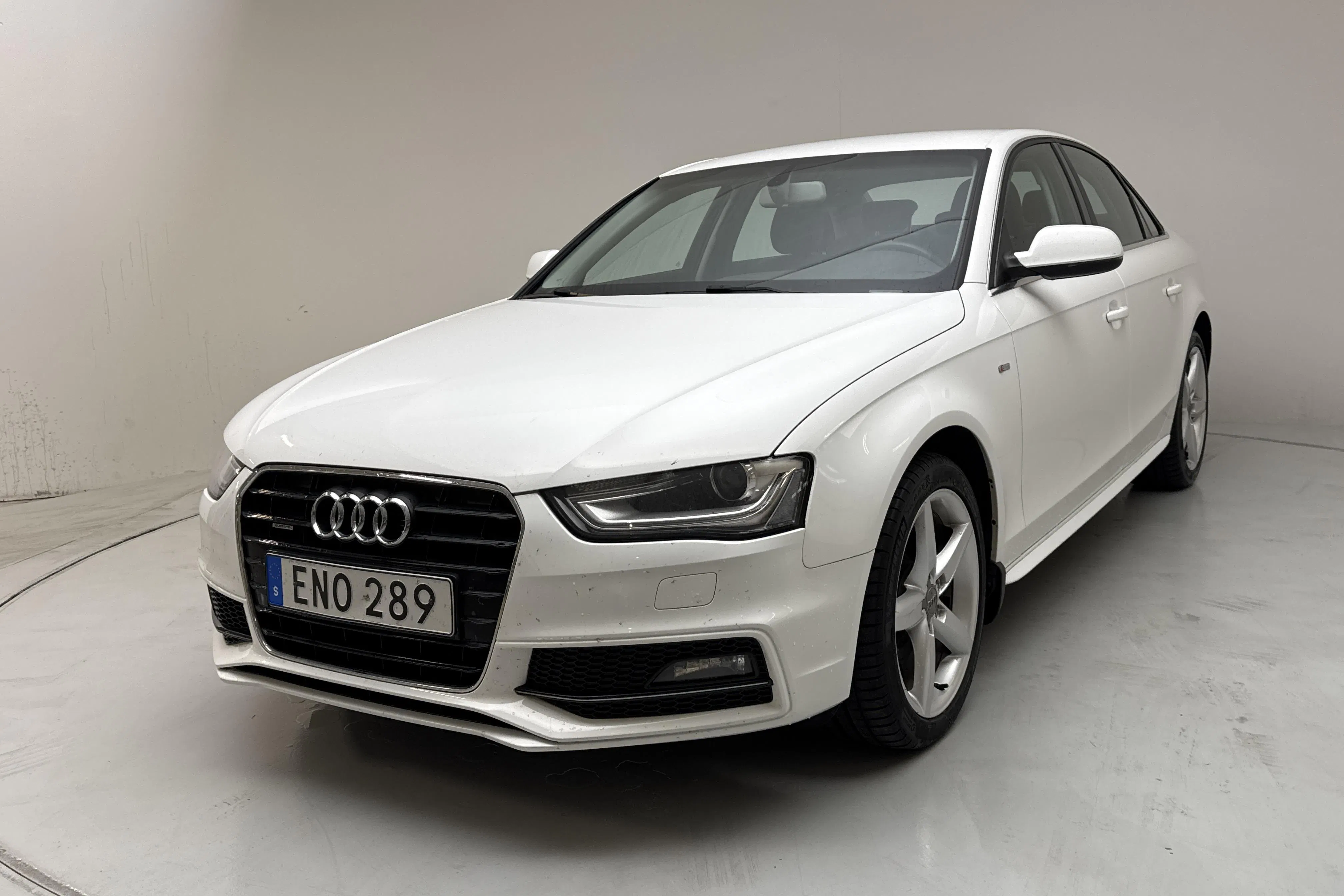Presentation photo 1 of 13: Audi A4 2.0 TDI quattro (150hk) - 166 810 km - Manual - white - 2015