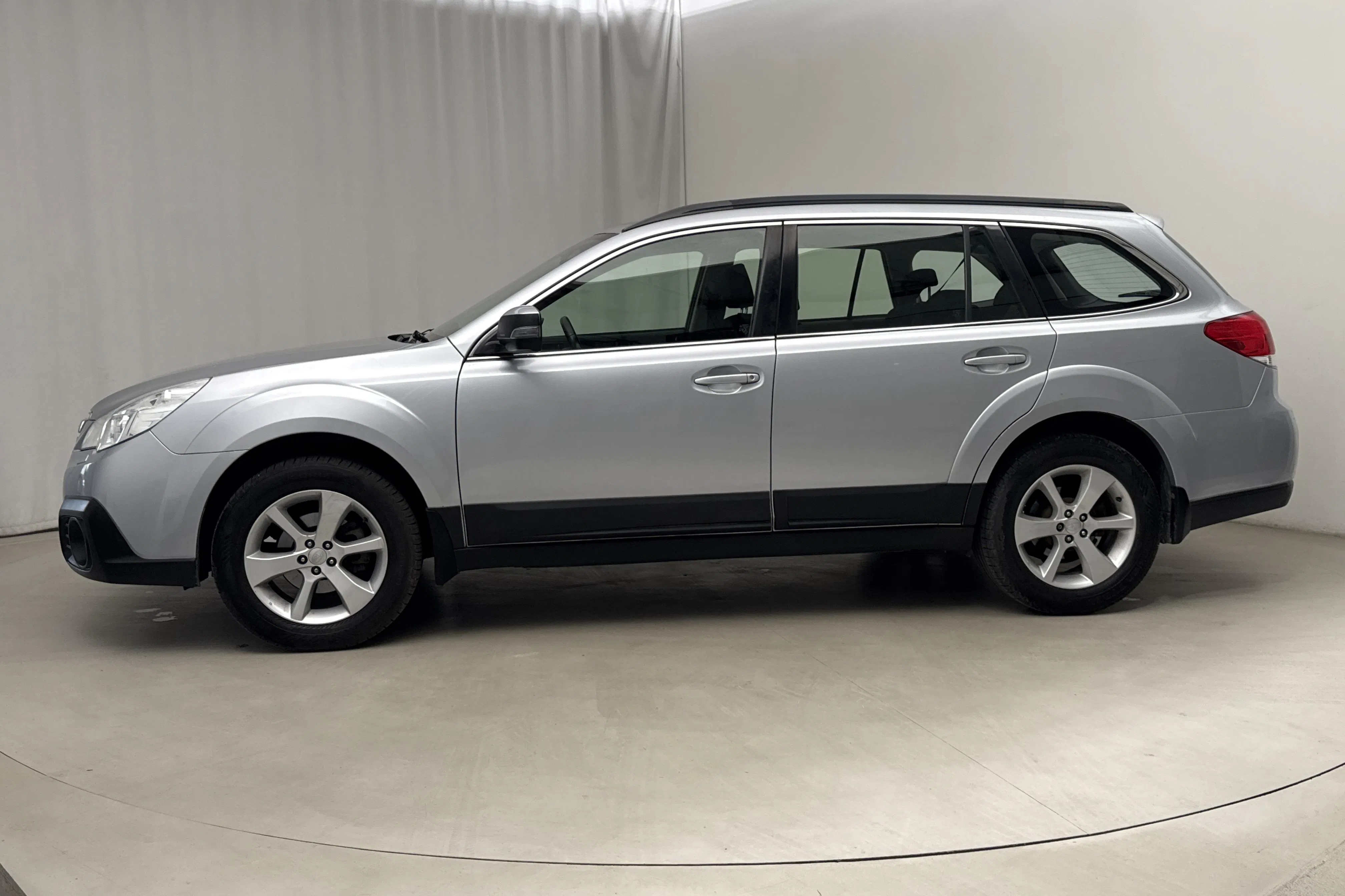 Presentationsfoto 2 av 17: Subaru Outback 2.5i (173hk) - 22 687 mil - Automat - silver - 2013