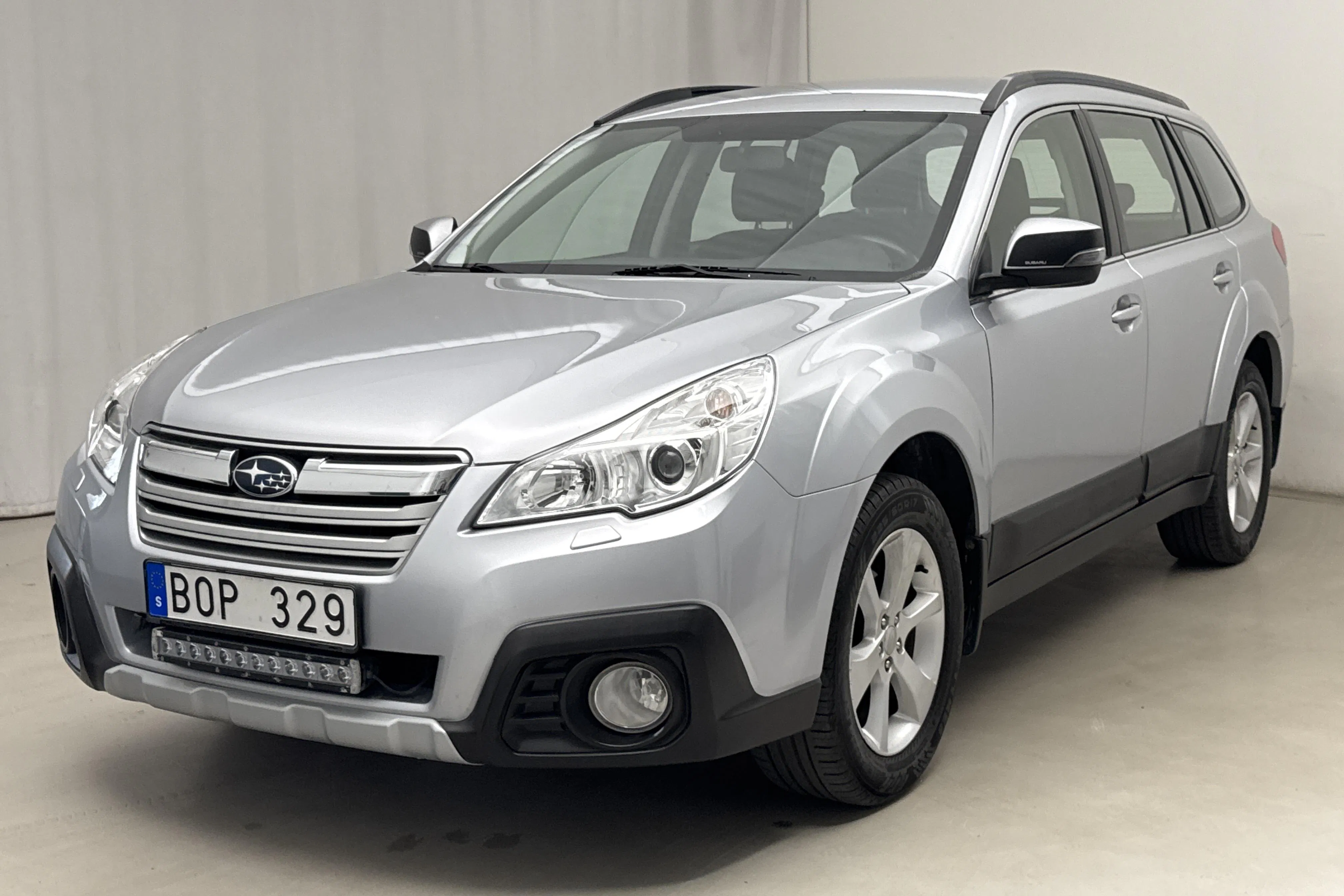 Presentationsfoto 1 av 17: Subaru Outback 2.5i (173hk) - 22 687 mil - Automat - silver - 2013