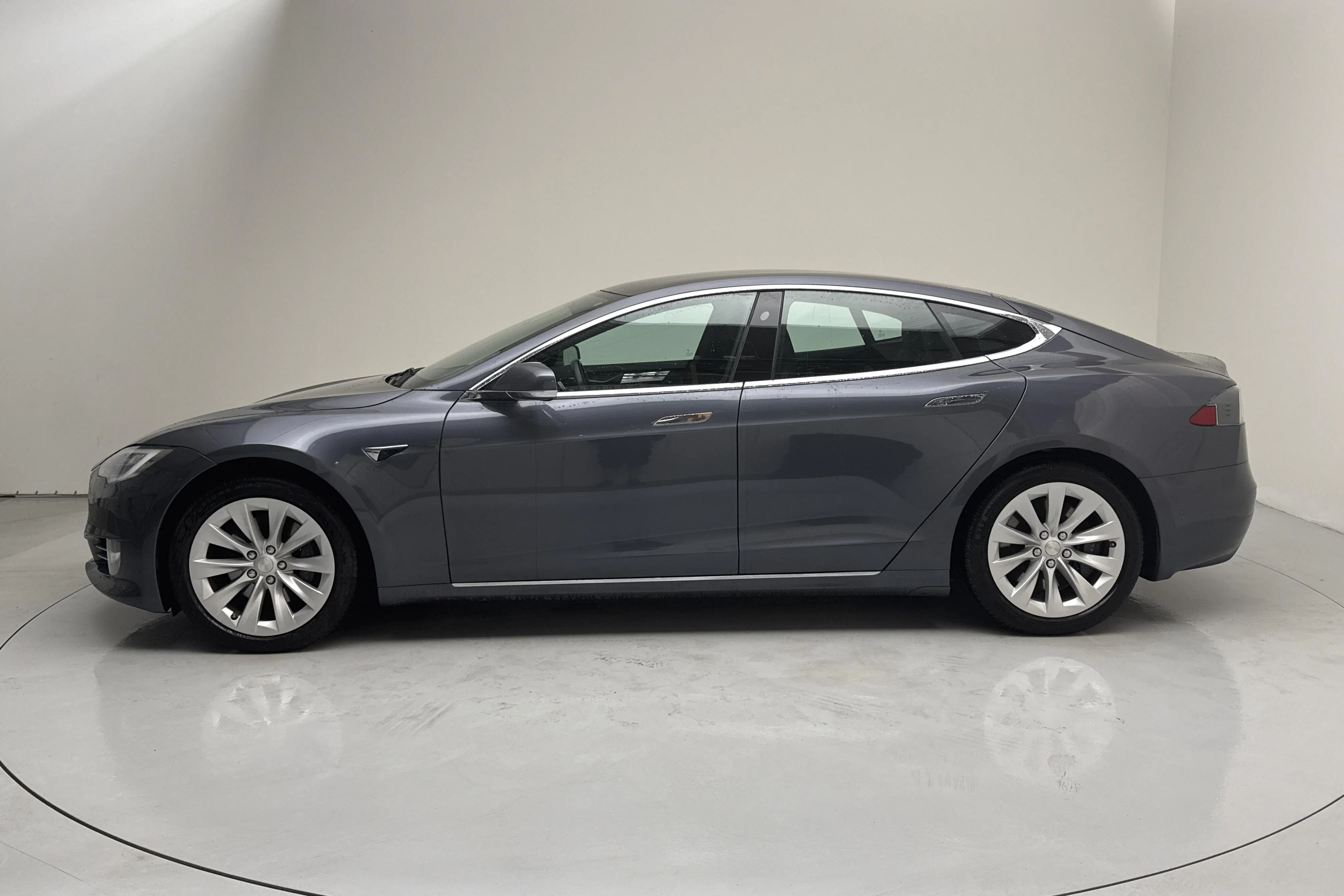 Presentationsfoto 2 av 18: Tesla Model S Dual Motor Long Range AWD - 18 800 mil - Automat - grå - 2021