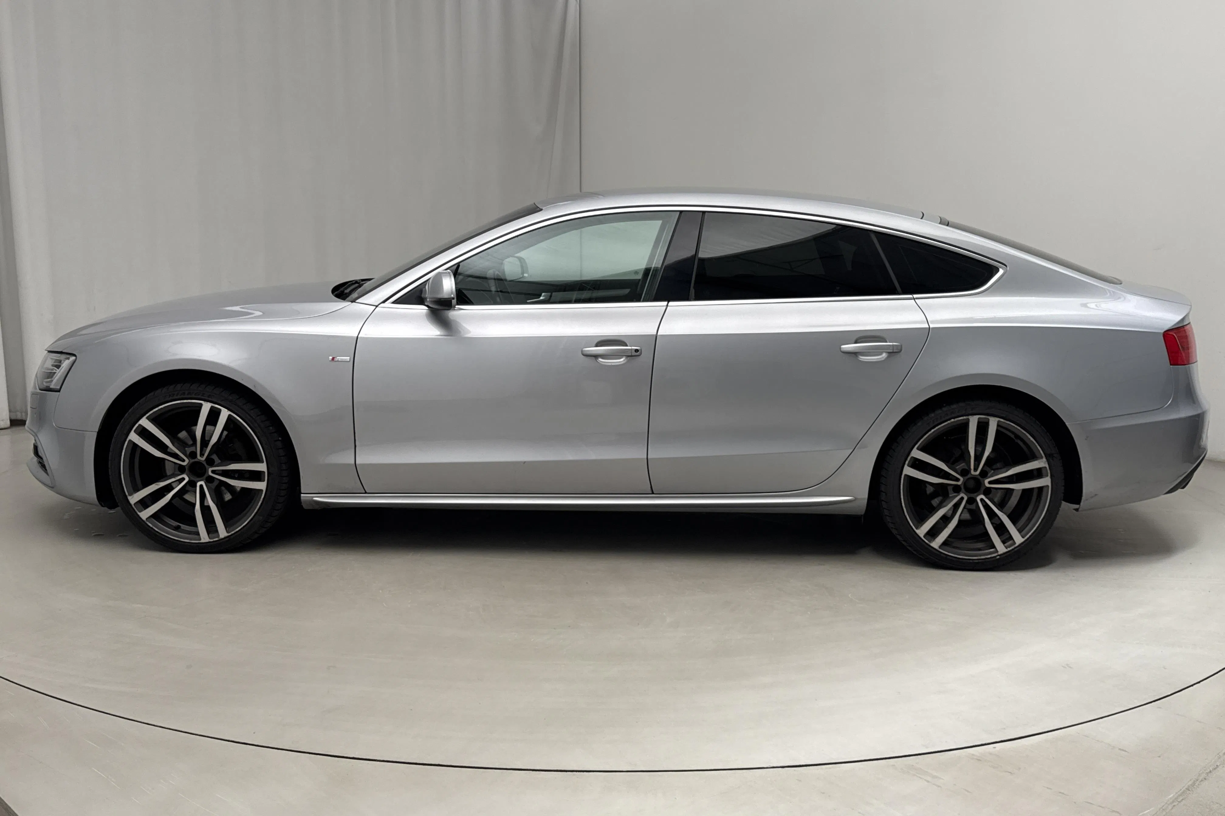Presentationsfoto 2 av 14: Audi A5 1.8 TFSI Sportback (177hk) - 20 221 mil - Automat - silver - 2016