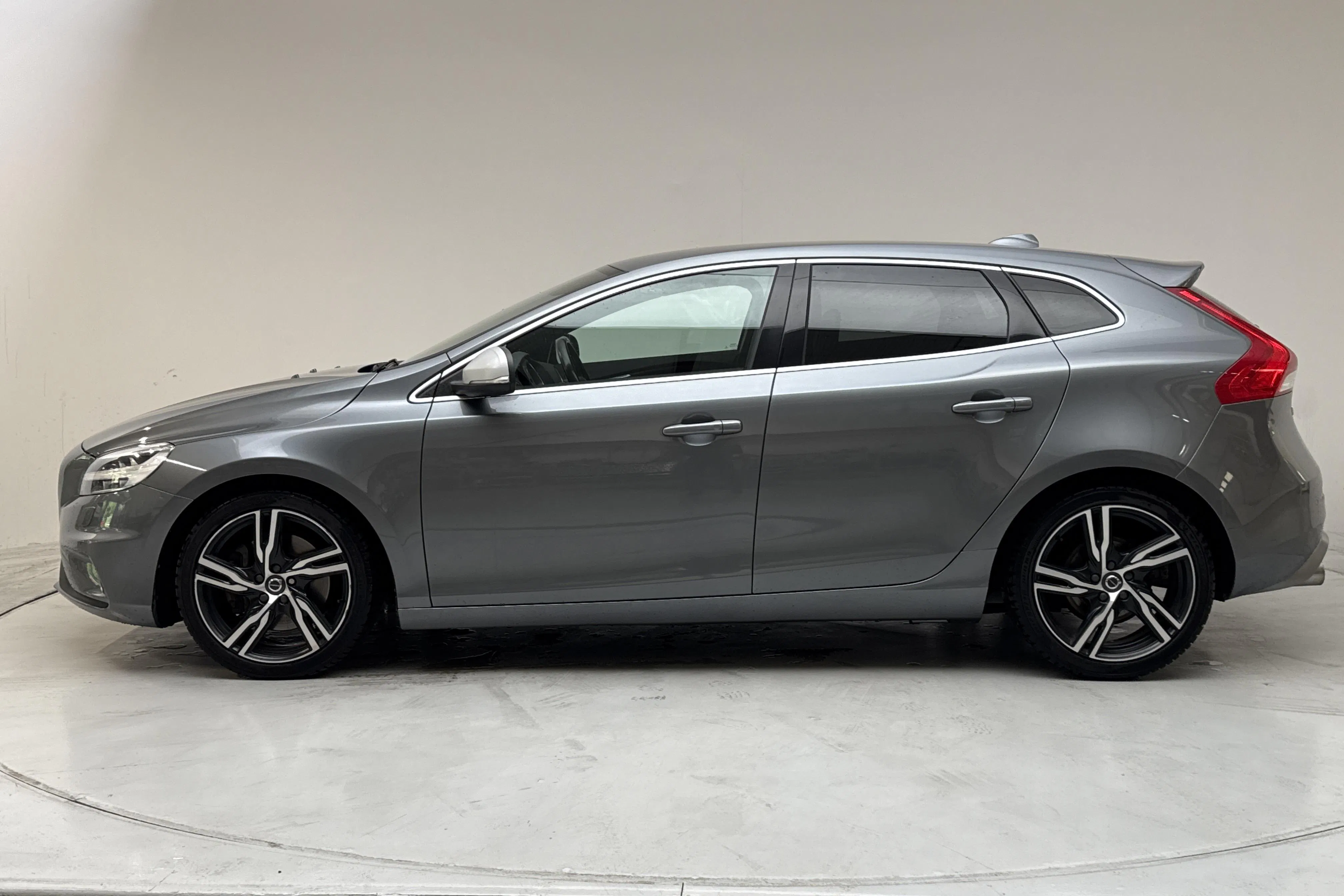 Presentationsfoto 2 av 16: Volvo V40 T3 (152hk) - 11 854 mil - Automat - grå - 2019