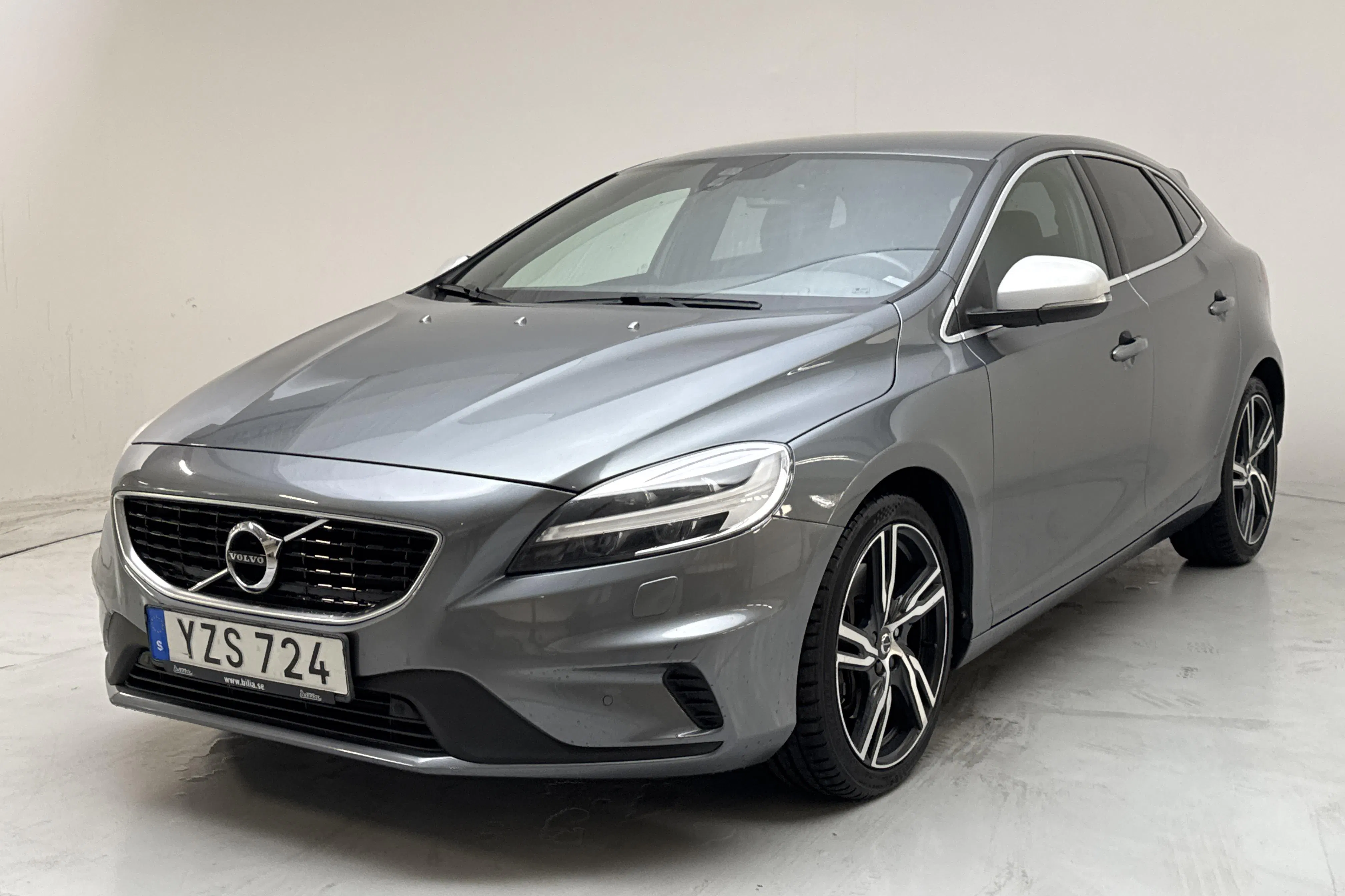 Presentationsfoto 1 av 16: Volvo V40 T3 (152hk) - 11 854 mil - Automat - grå - 2019