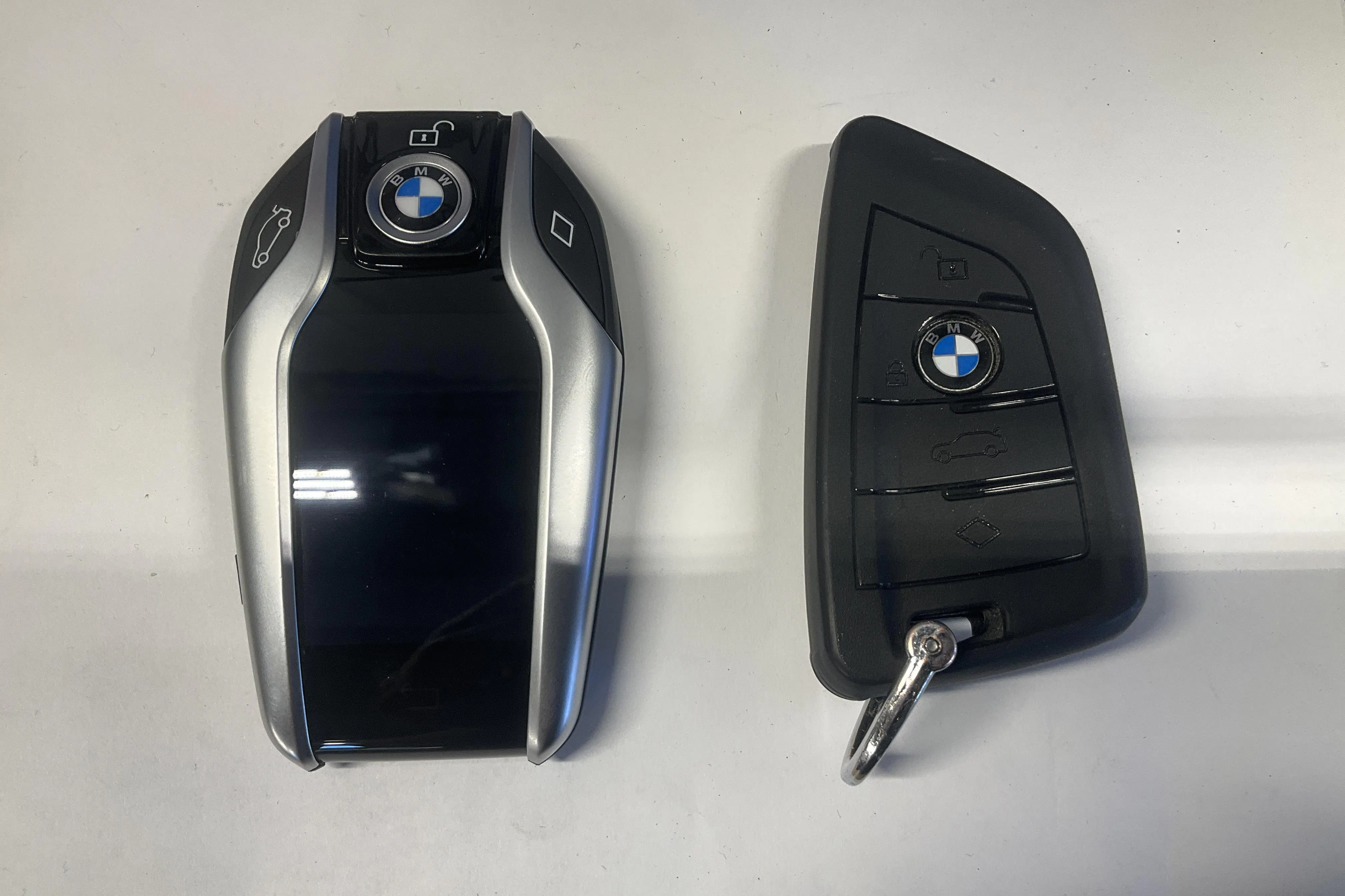 Presentationsfoto 23 av 23: BMW 530e xDrive Sedan, G30 12kWh LCI (292hk) - 8 177 mil - Automat - röd - 2023