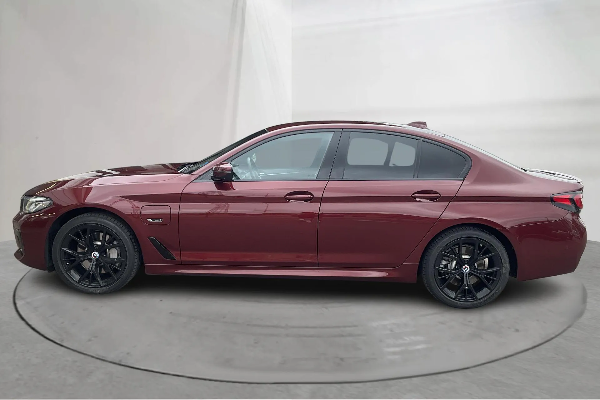 Presentationsfoto 2 av 23: BMW 530e xDrive Sedan, G30 12kWh LCI (292hk) - 8 177 mil - Automat - röd - 2023
