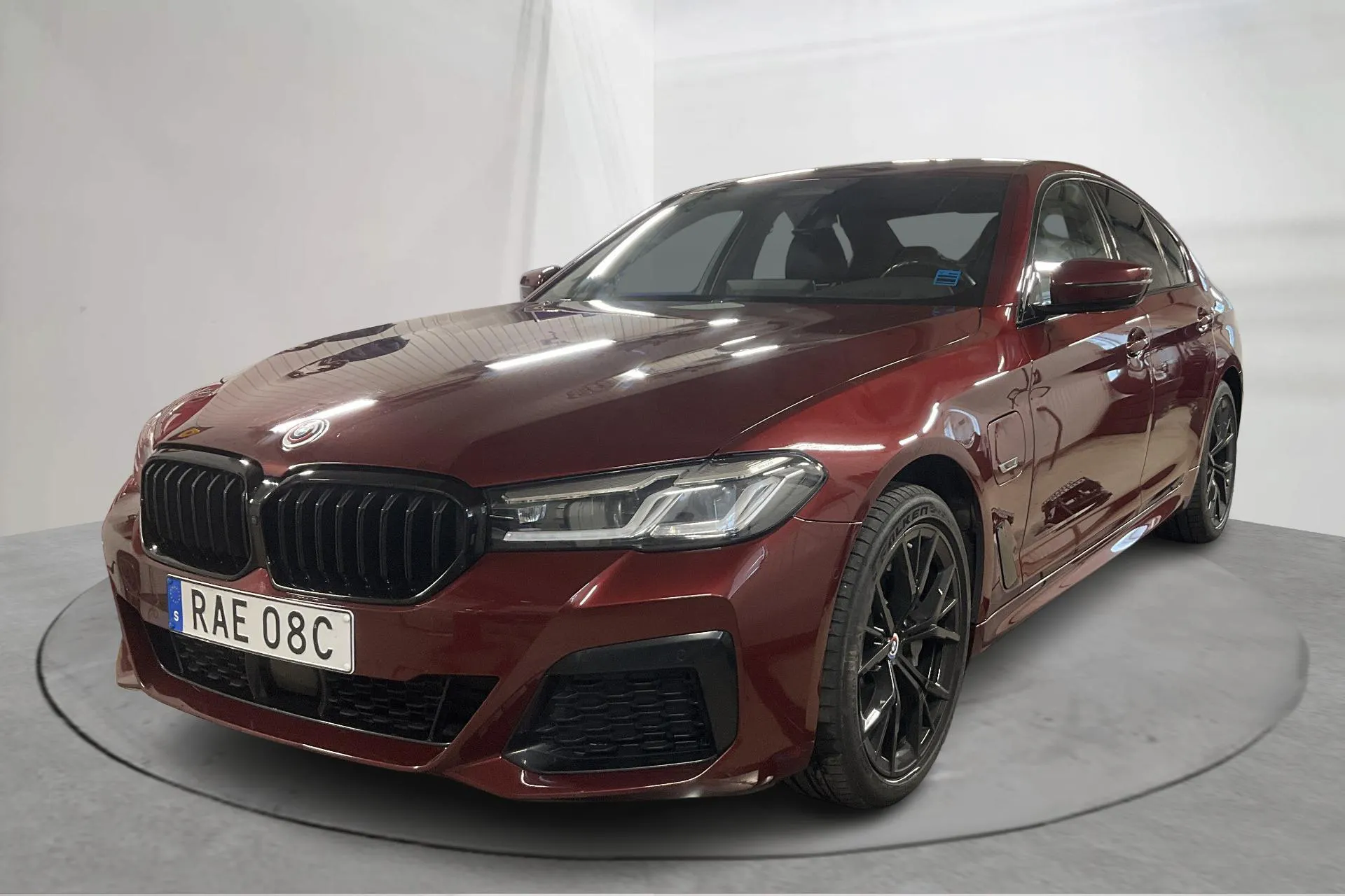 Presentationsfoto 1 av 23: BMW 530e xDrive Sedan, G30 12kWh LCI (292hk) - 8 177 mil - Automat - röd - 2023