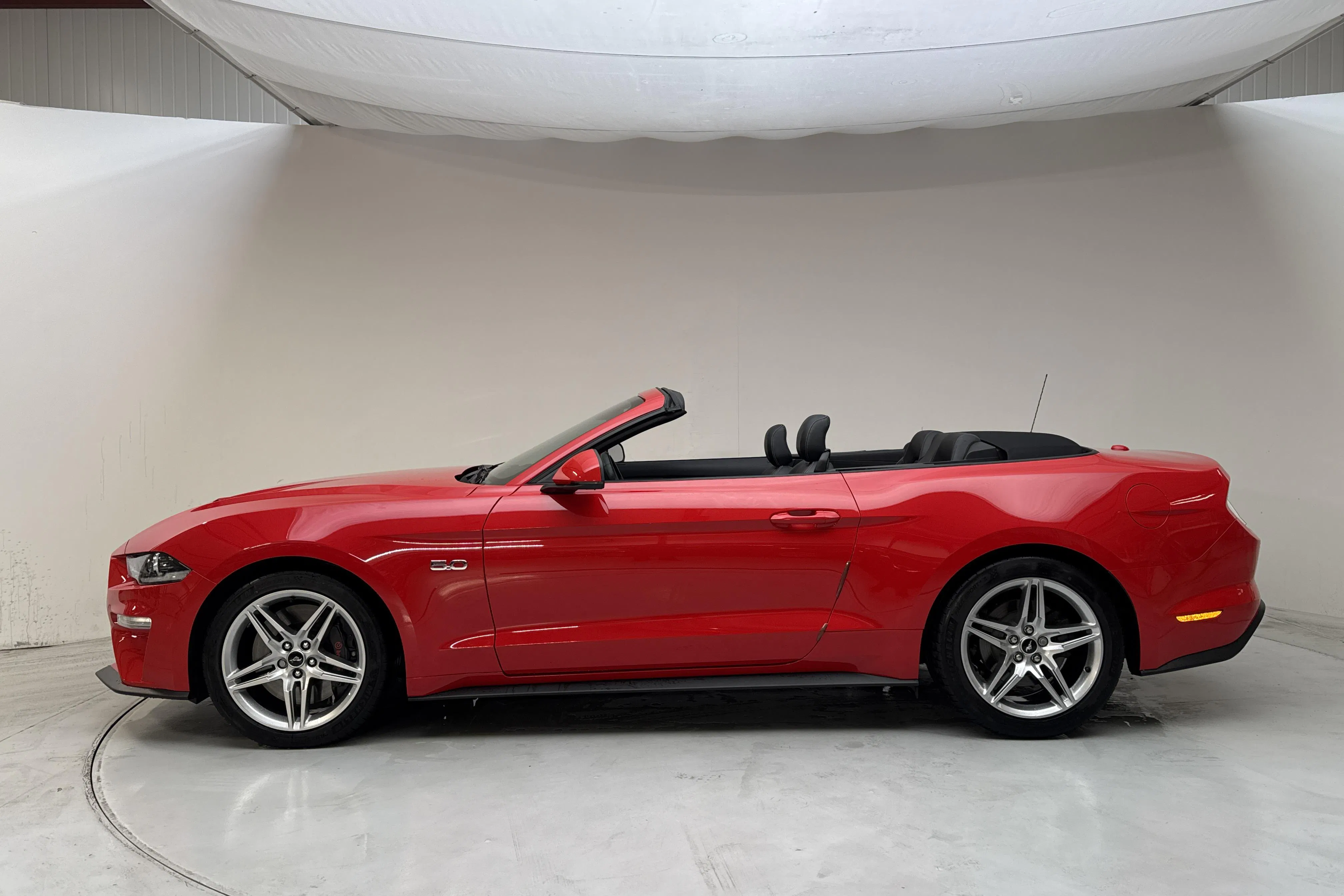 Presentationsfoto 2 av 21: Ford Mustang GT V8 Convertible (450hk) - 2 621 mil - Automat - röd - 2018