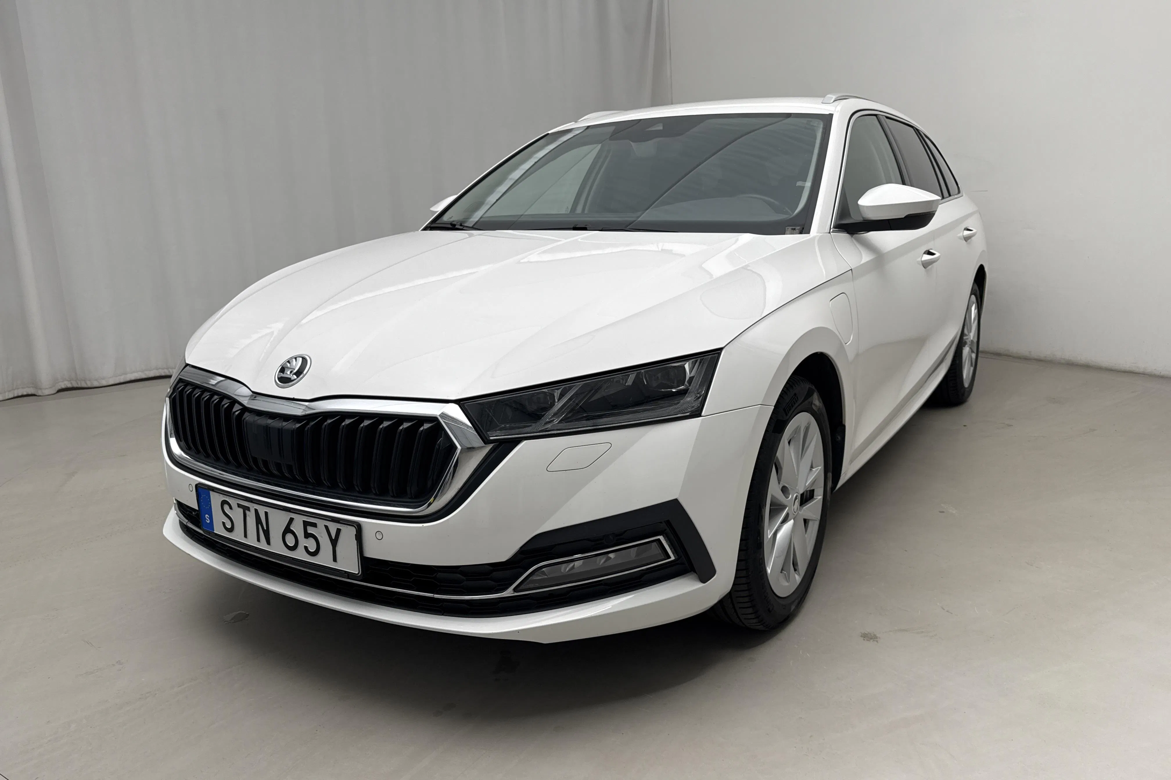 Presentationsfoto 1 av 19: Skoda Octavia 1.4 iV PHEV Combi (204hk) - 6 110 mil - Automat - vit - 2022