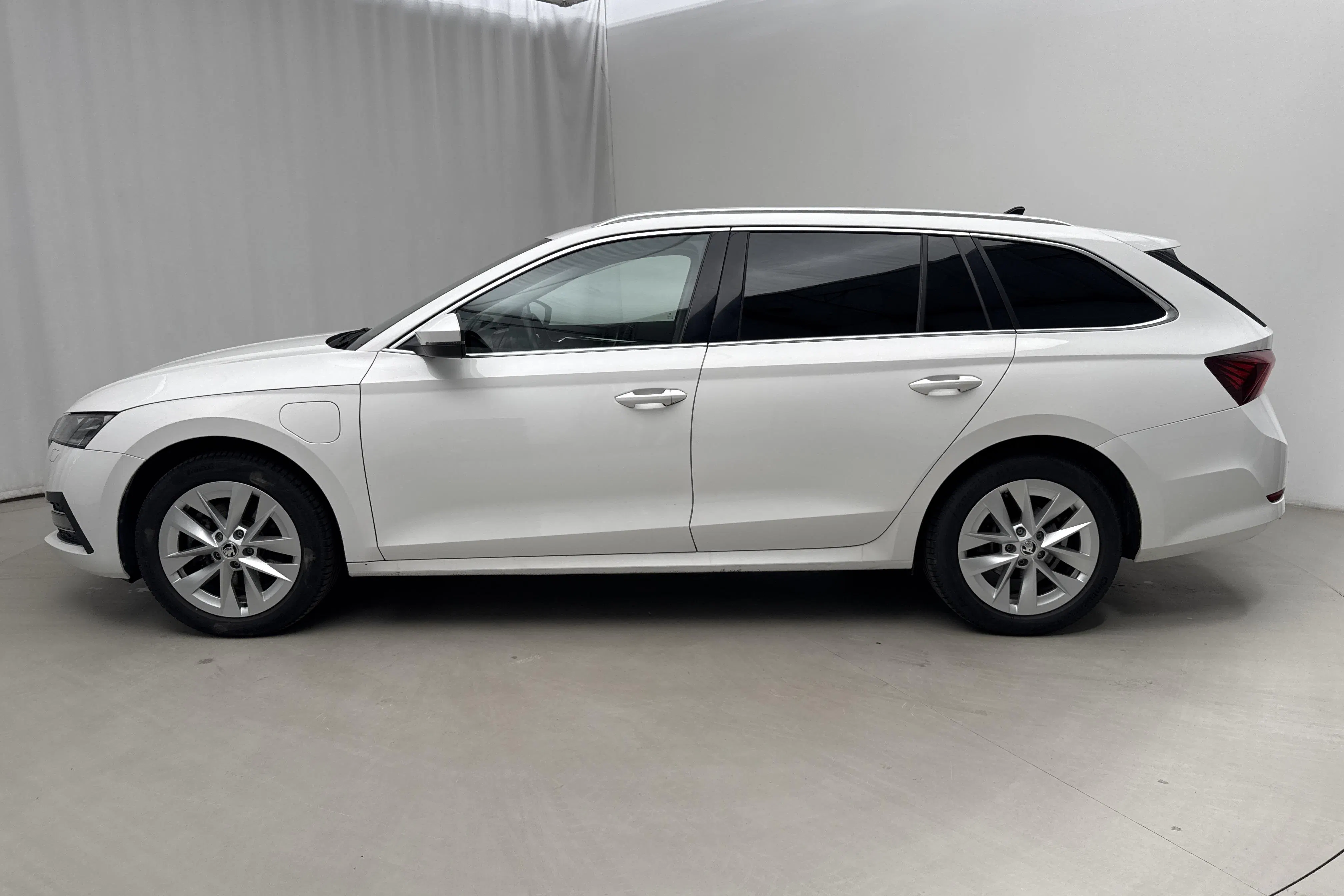Presentationsfoto 2 av 19: Skoda Octavia 1.4 iV PHEV Combi (204hk) - 6 110 mil - Automat - vit - 2022