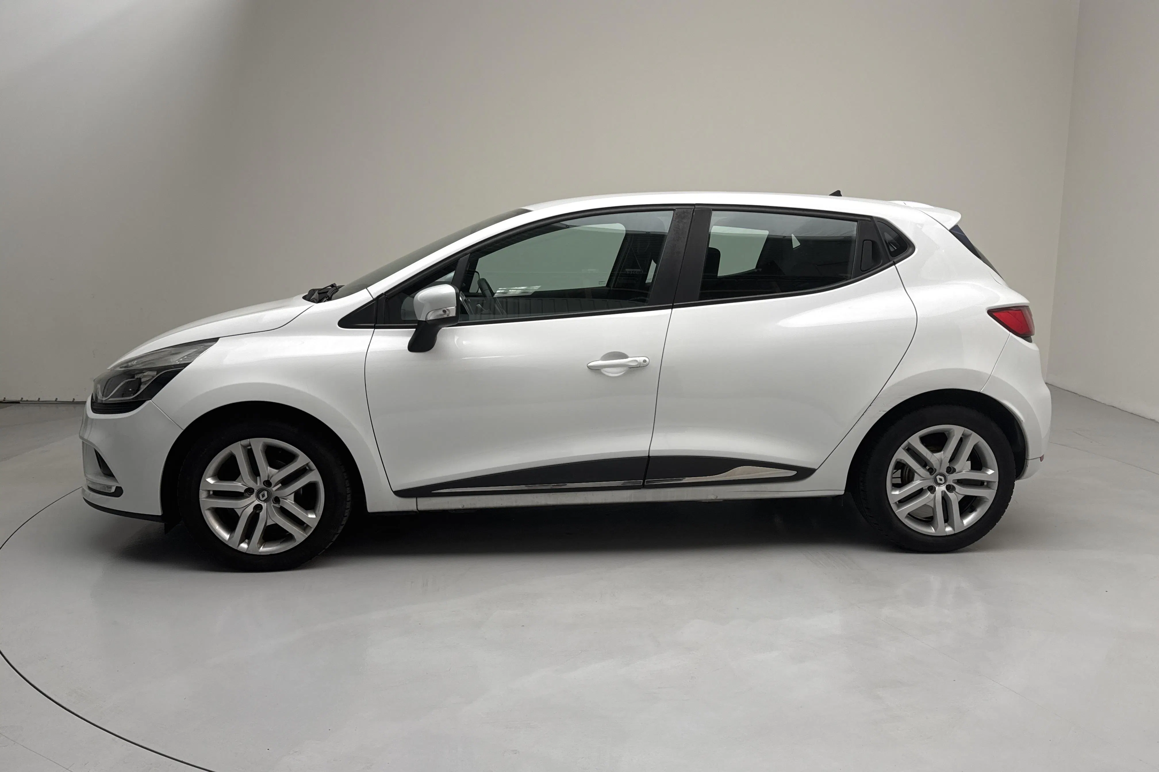 Presentation photo 2 of 12: Renault Clio IV 1.2 16V 5dr (75hk) - 73 210 km - Manual - white - 2017