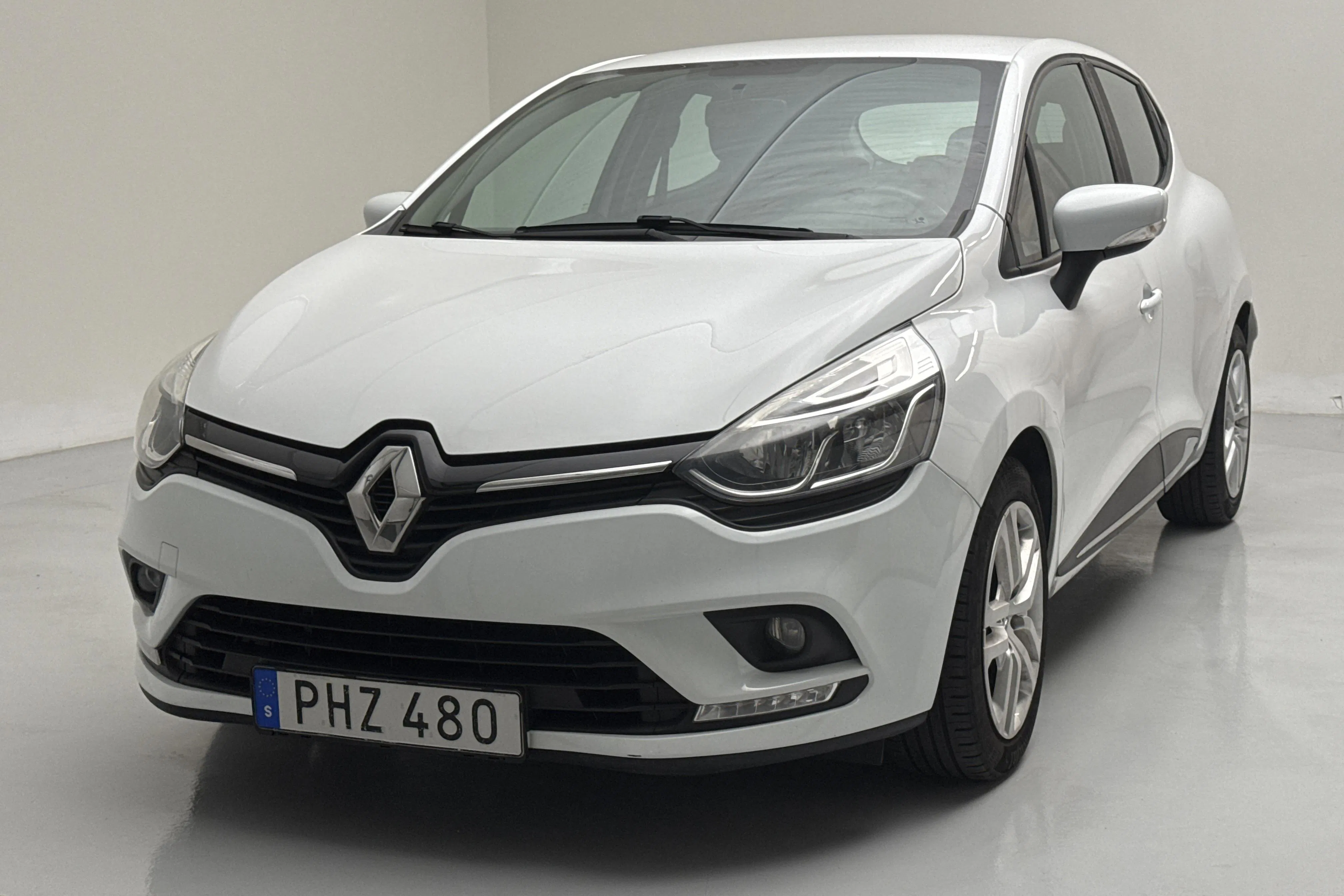Presentation photo 1 of 12: Renault Clio IV 1.2 16V 5dr (75hk) - 73 210 km - Manual - white - 2017
