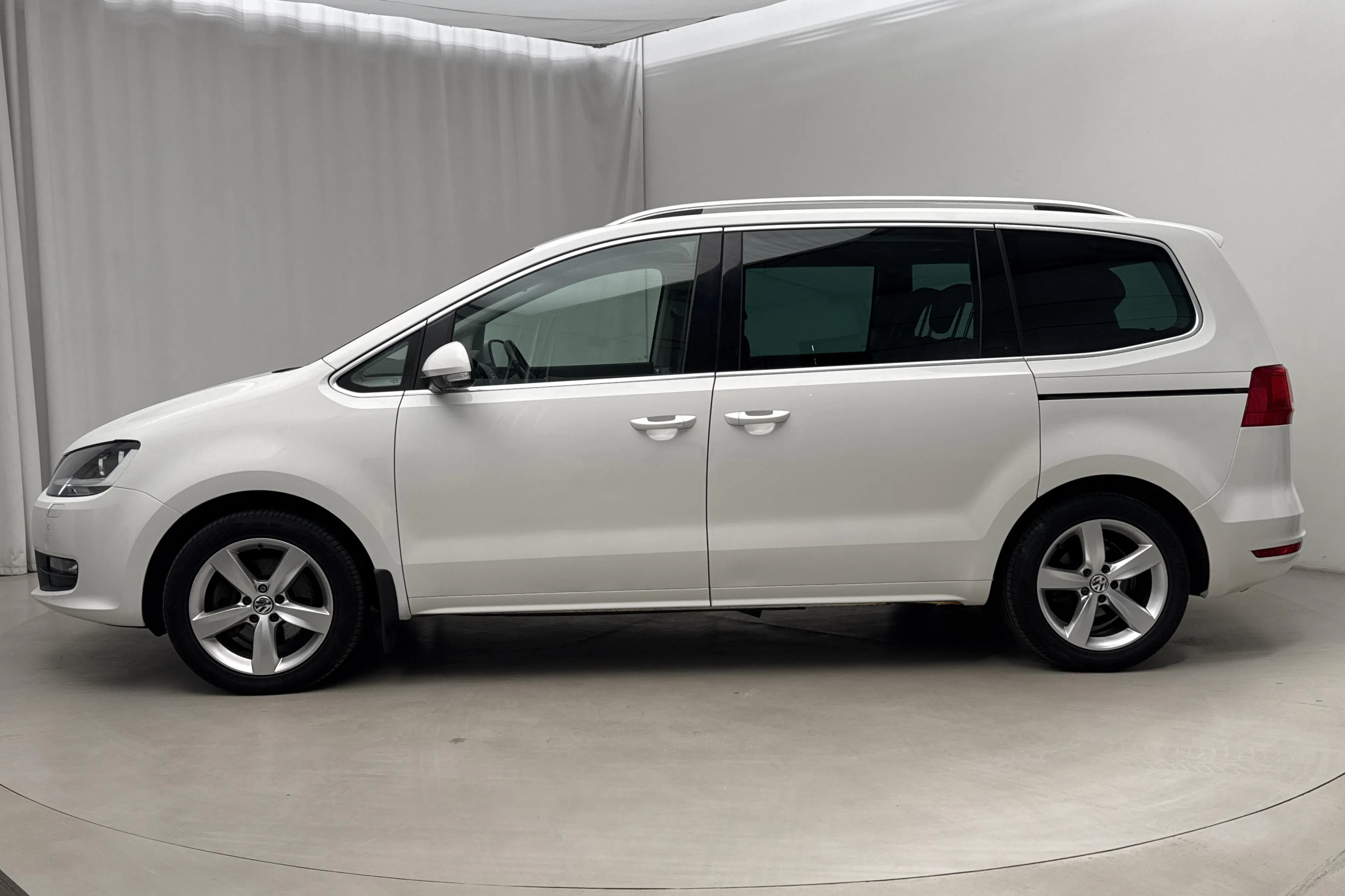Presentation photo 2 of 20: VW Sharan 2.0 TDI BlueMotion Technology 4motion (140hk) - 261 370 km - Manual - white - 2012