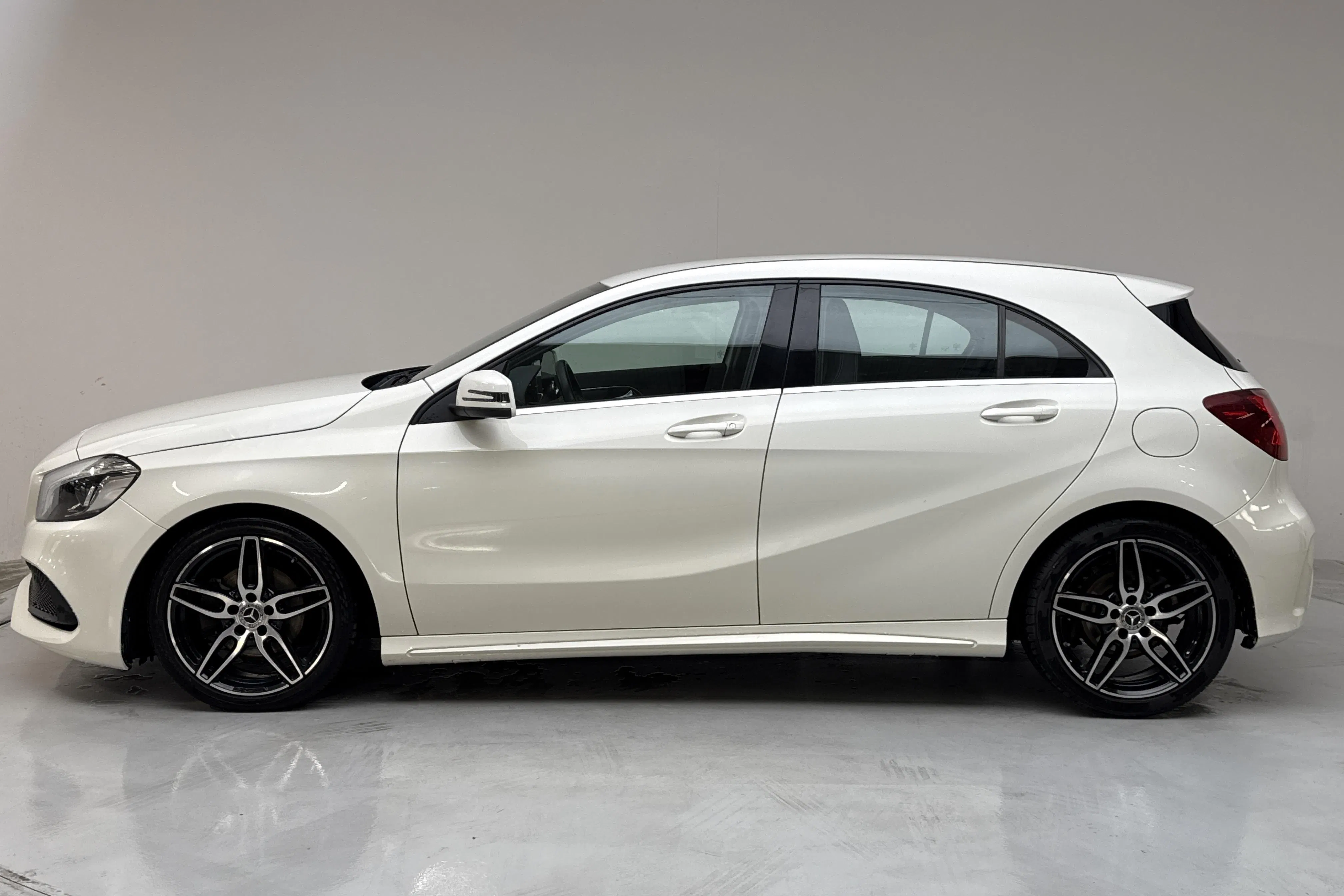 Presentation photo 2 of 13: Mercedes A 200 d 5dr W176 (136hk) - 89 670 km - Automatic - white - 2018