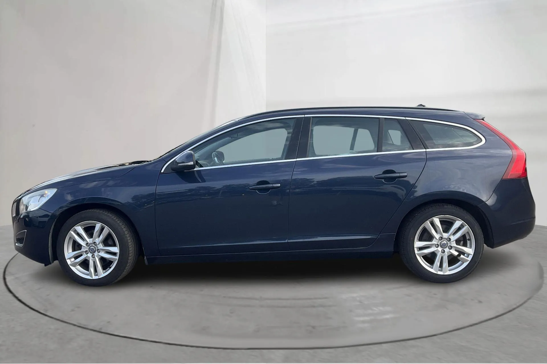 Presentationsfoto 2 av 14: Volvo V60 D3 (136hk) - 9 942 mil - Manuell - blå - 2013