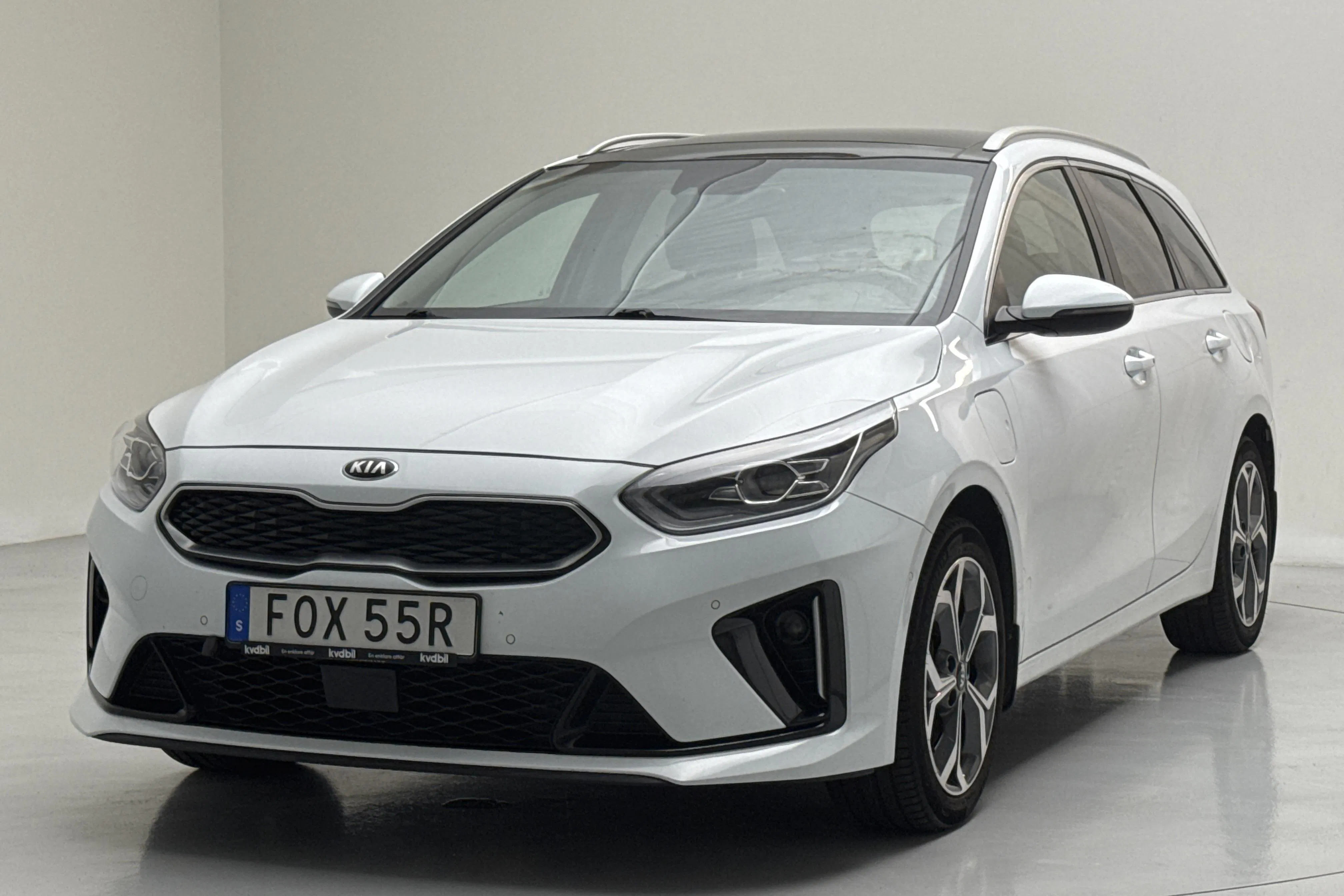 Presentation photo 1 of 18: KIA Ceed 1.6 Plug-in Hybrid SW (141hk) - 101 430 km - Automatic - white - 2021