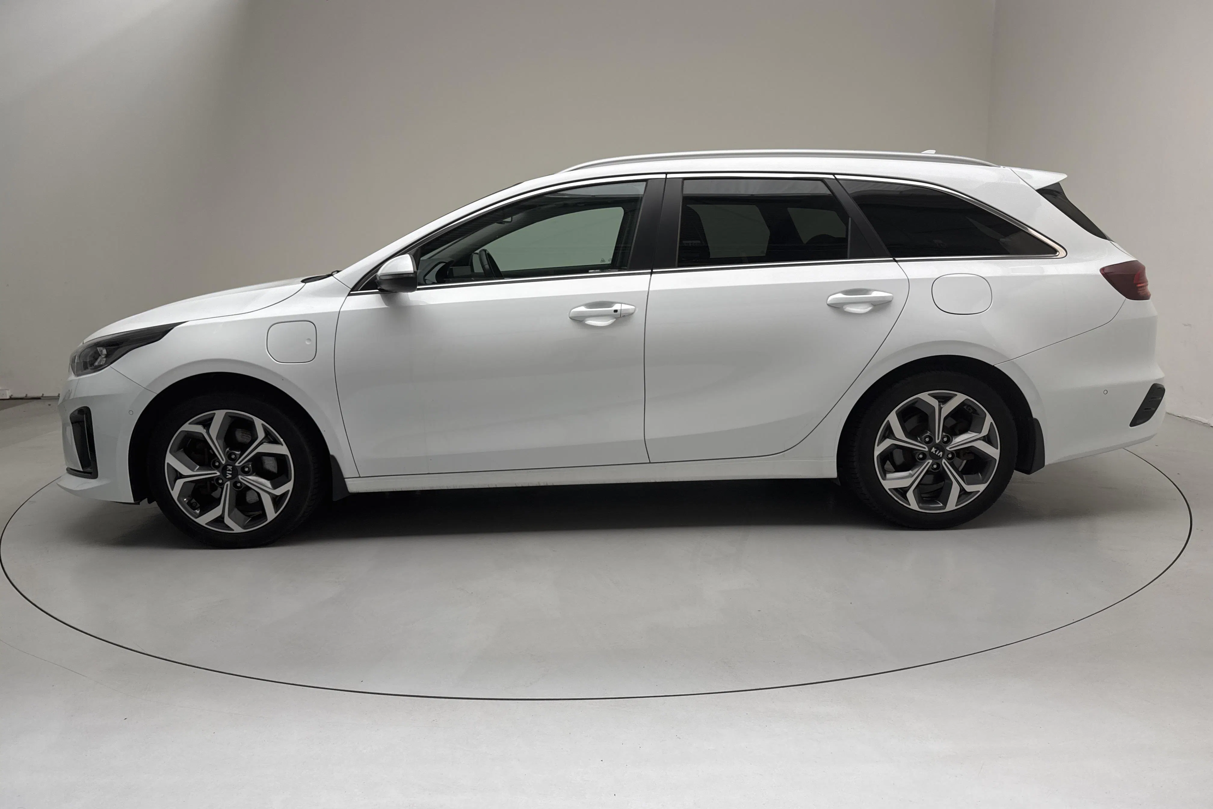 Presentation photo 2 of 18: KIA Ceed 1.6 Plug-in Hybrid SW (141hk) - 101 430 km - Automatic - white - 2021