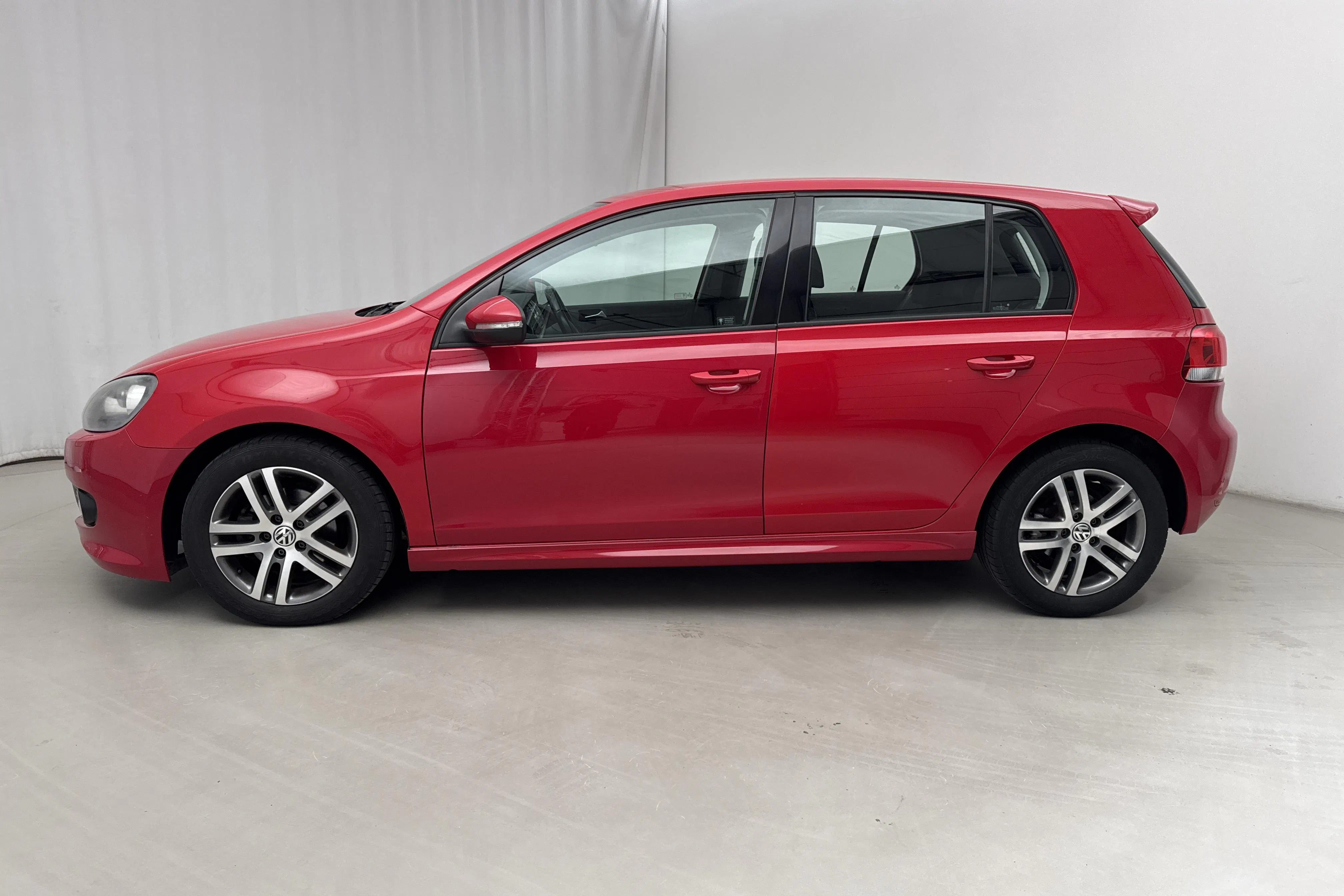 Presentationsfoto 2 av 14: VW Golf VI 1.6 TDI BlueMotion Technology 5dr (105hk) - 9 464 mil - Manuell - röd - 2013