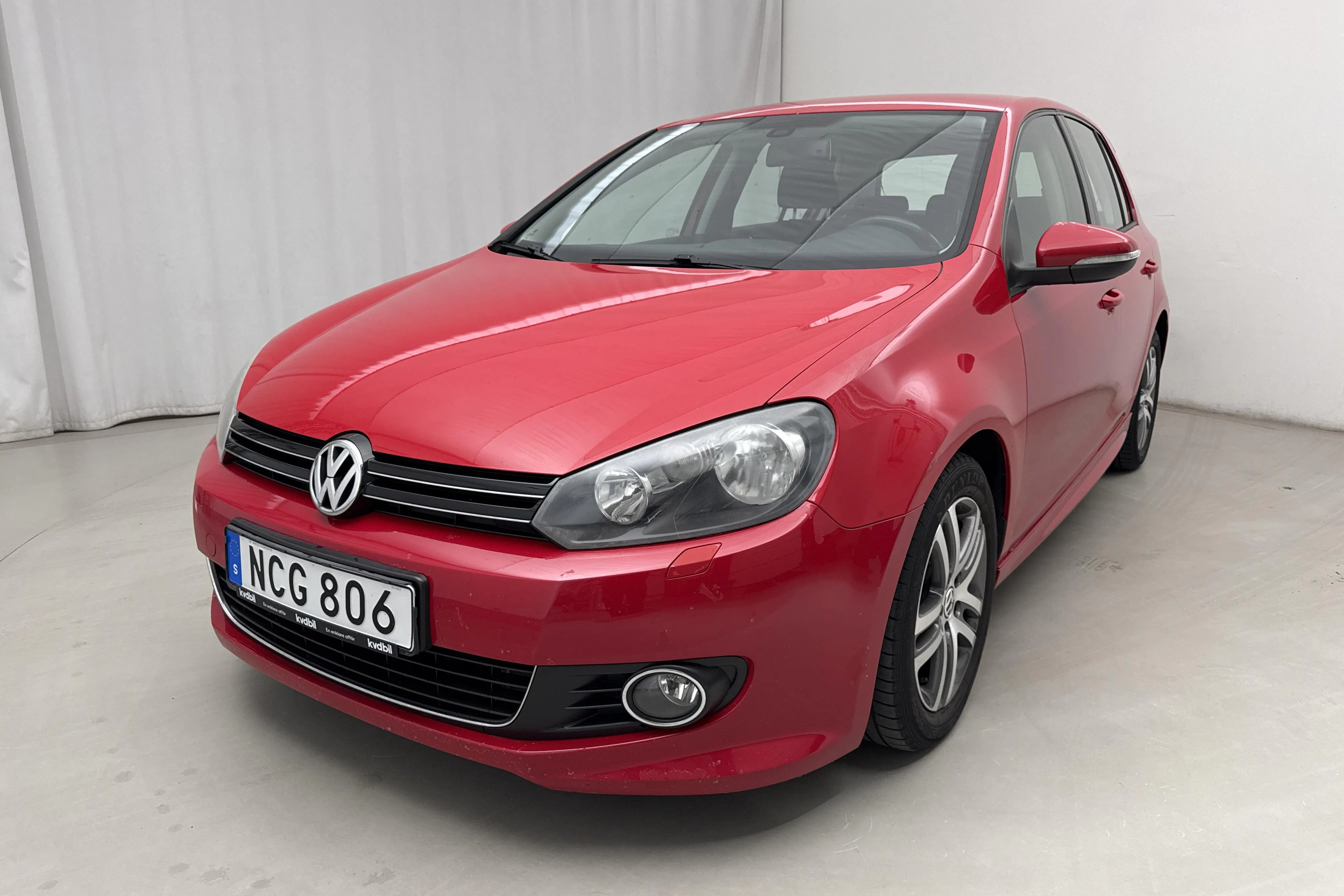 Presentationsfoto 1 av 14: VW Golf VI 1.6 TDI BlueMotion Technology 5dr (105hk) - 9 464 mil - Manuell - röd - 2013
