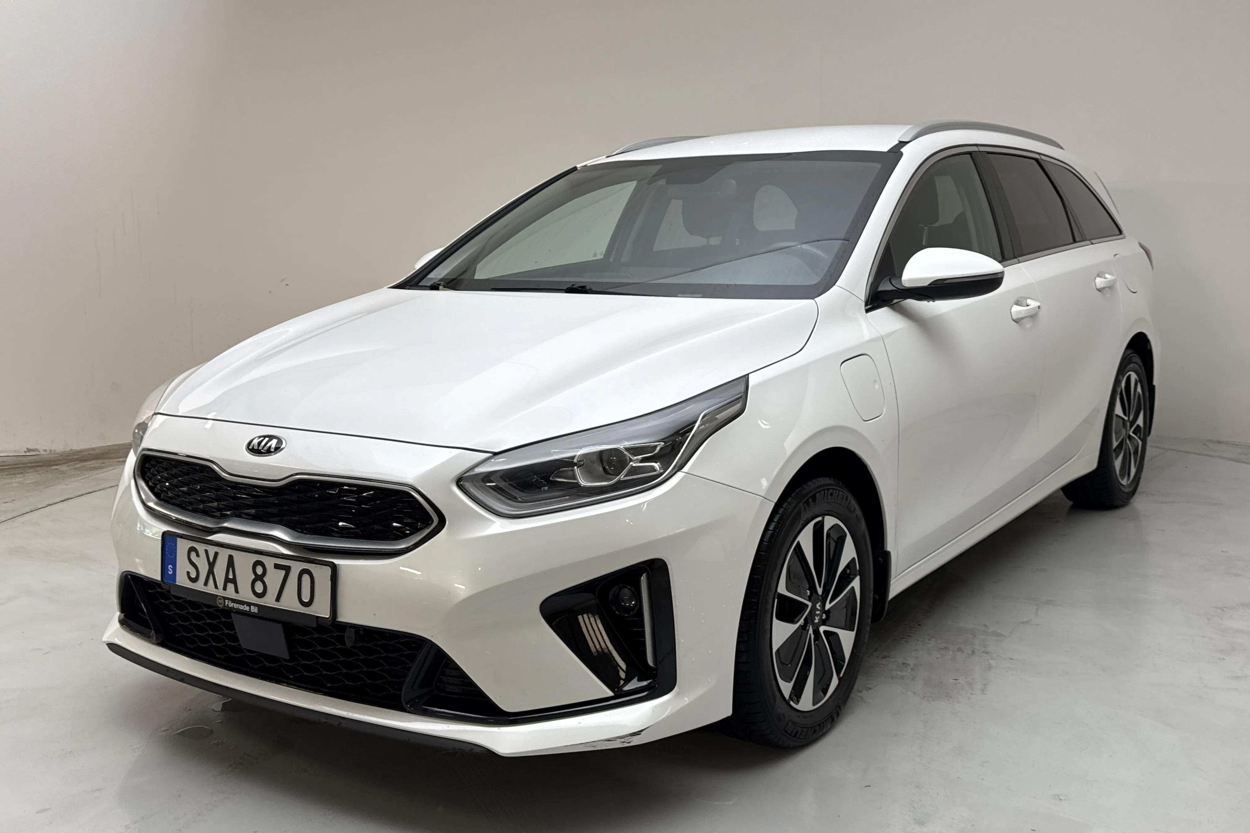 Presentation photo 1 of 15: KIA Ceed 1.6 Plug-in Hybrid SW (141hk) - 101 250 km - Automatic - white - 2021