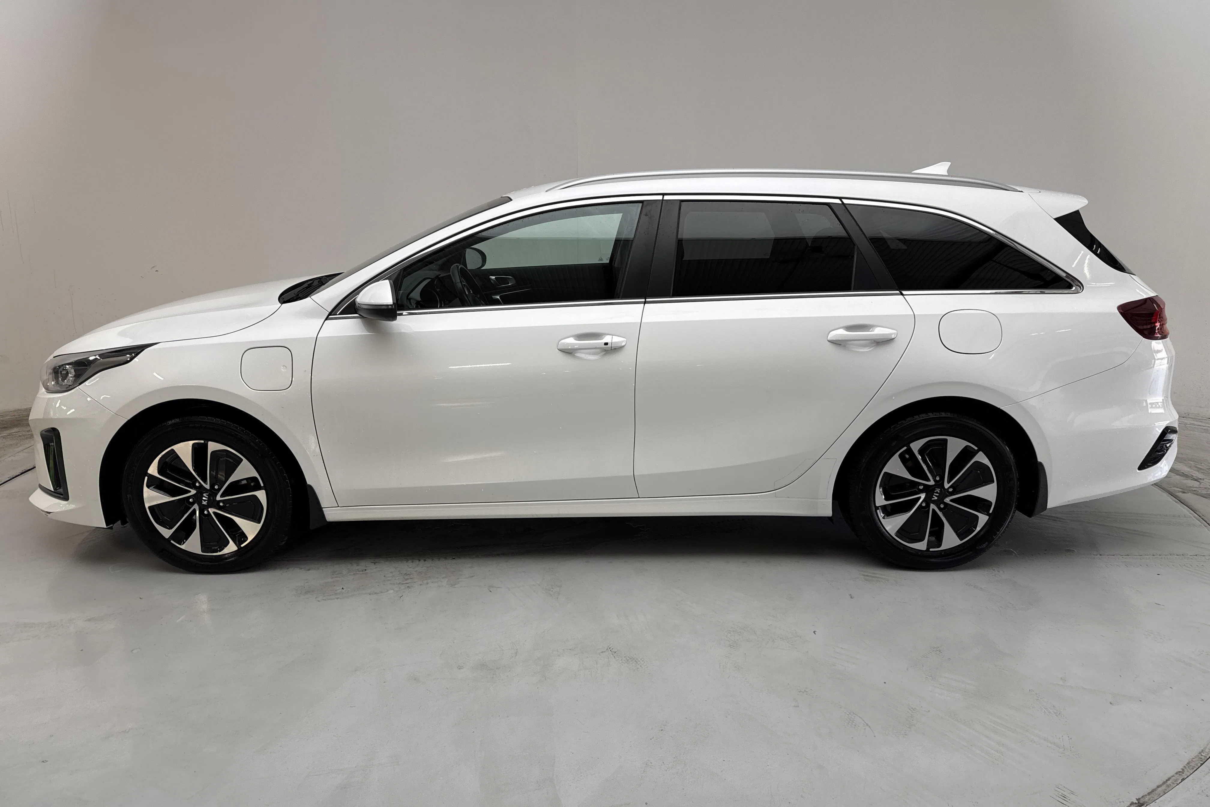 Presentation photo 2 of 15: KIA Ceed 1.6 Plug-in Hybrid SW (141hk) - 101 250 km - Automatic - white - 2021