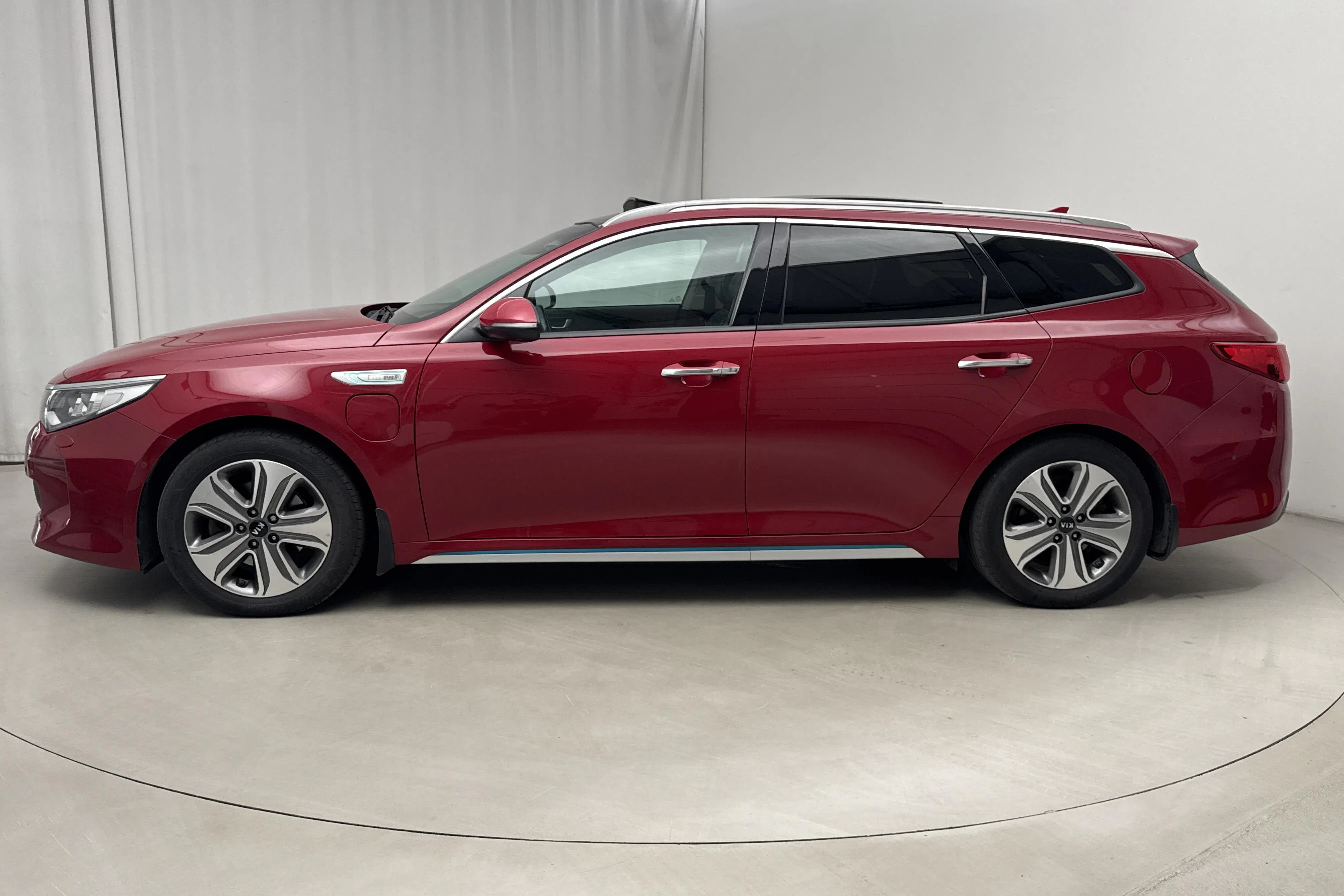 Presentation photo 2 of 20: KIA Optima 2.0 GDi Plug-in Hybrid SW (205hk) - 181 440 km - Automatic - red - 2018