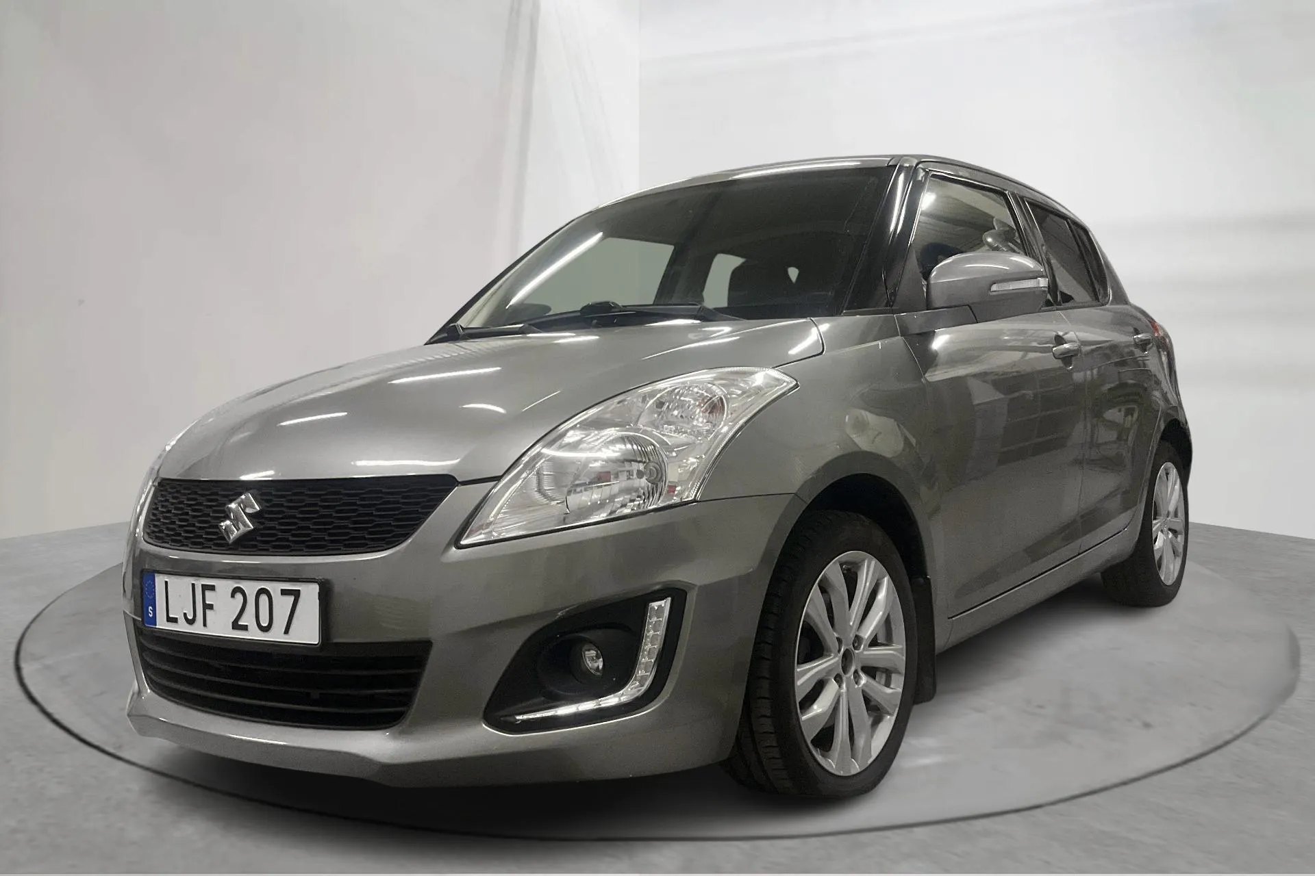 Presentation photo 1 of 14: Suzuki Swift 1.2 5dr (94hk) - 69 410 km - Manual - dark grey - 2016