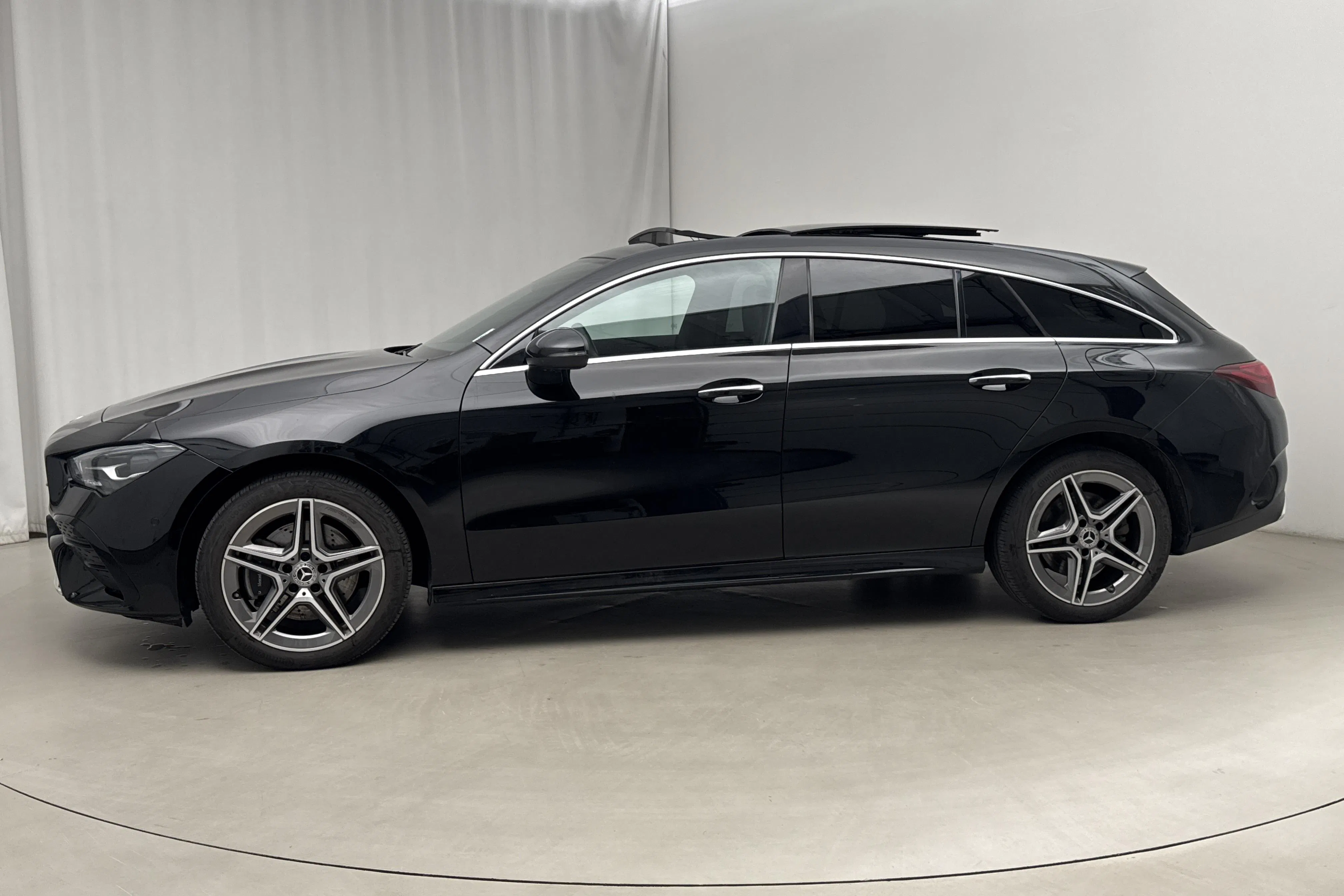 Presentationsfoto 2 av 21: Mercedes CLA 250 e Shooting Brake X118 (218hk) - 3 266 mil - Automat - svart - 2024